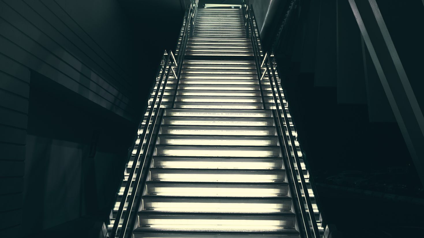 Темная лестница на Светлом фоне