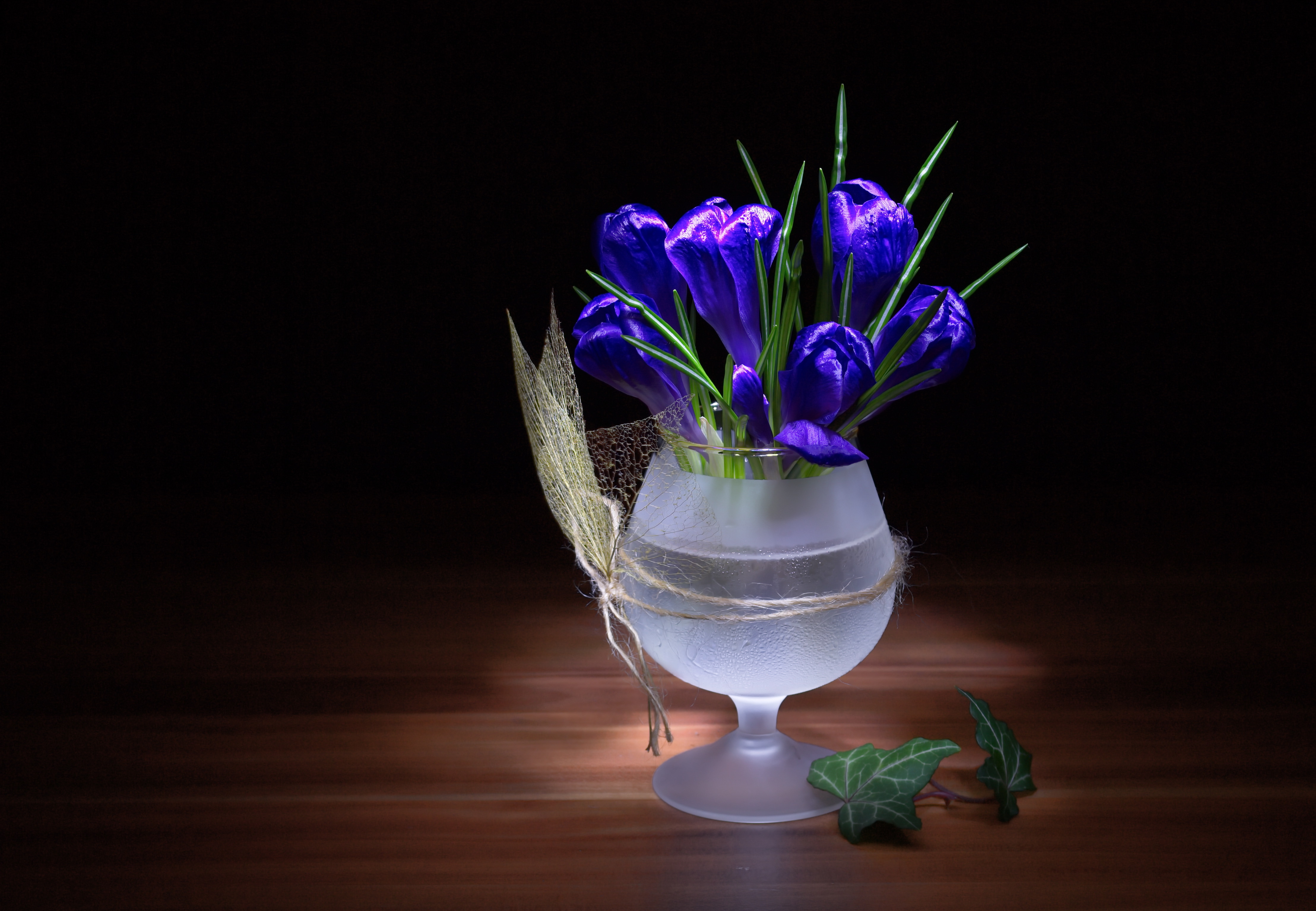 Крокус на черном фоне. Цветы в вазе. Цветы в прозрачной вазе. Ваза с цветами на столе. Цветочки в вазочке.