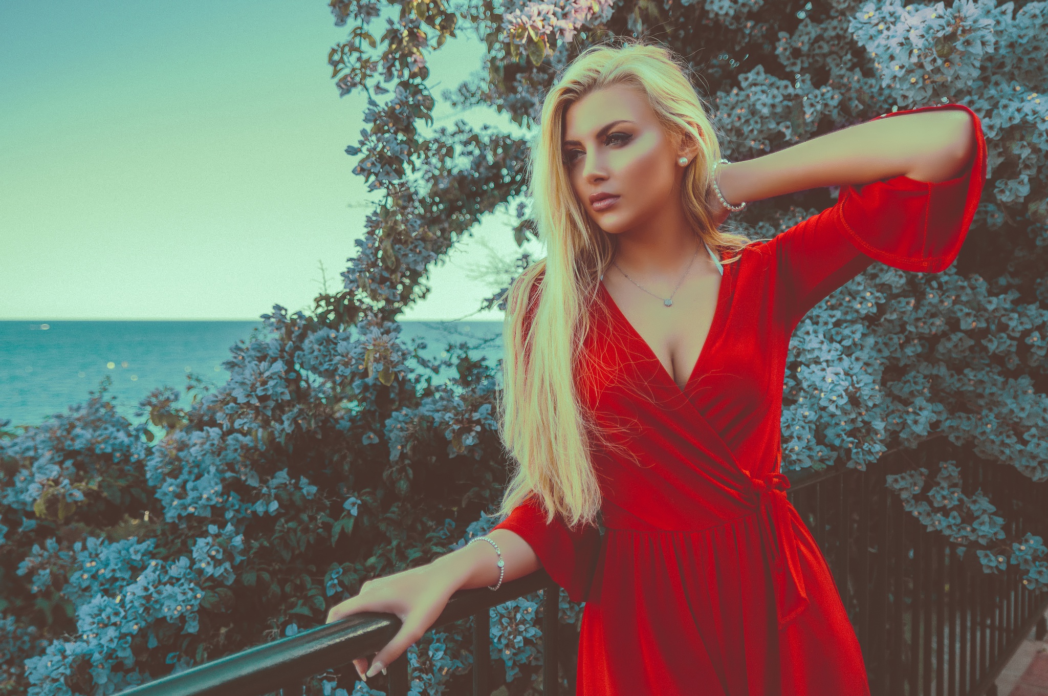 Красное платье на блондинке