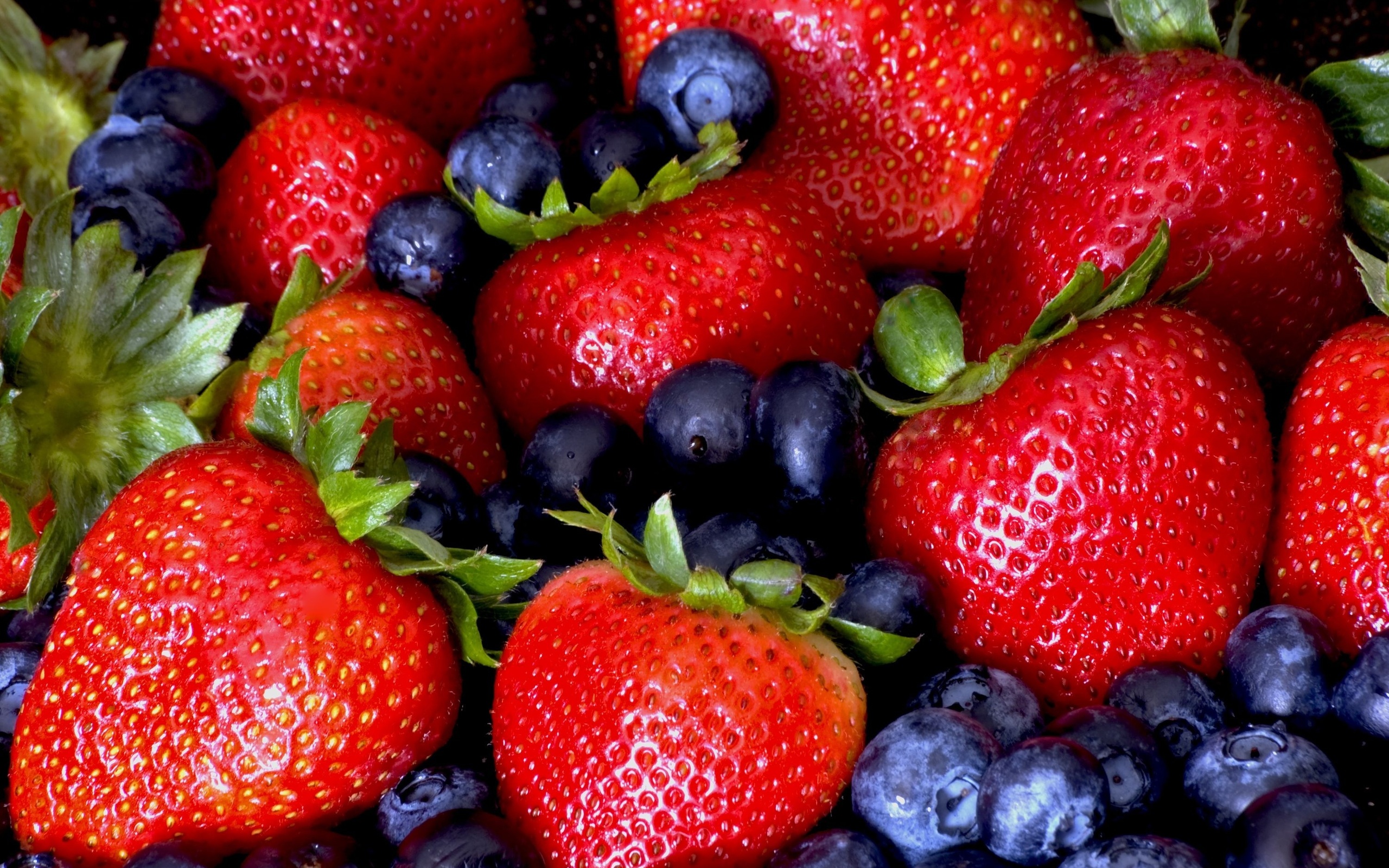 Сочные фрукты и ягоды