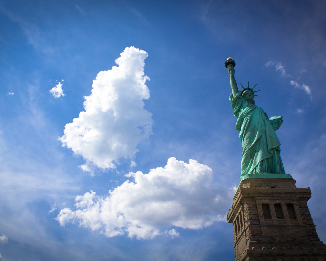 16720 Hintergrundbild herunterladen landschaft, clouds, statue of liberty, blau - Bildschirmschoner und Bilder kostenlos