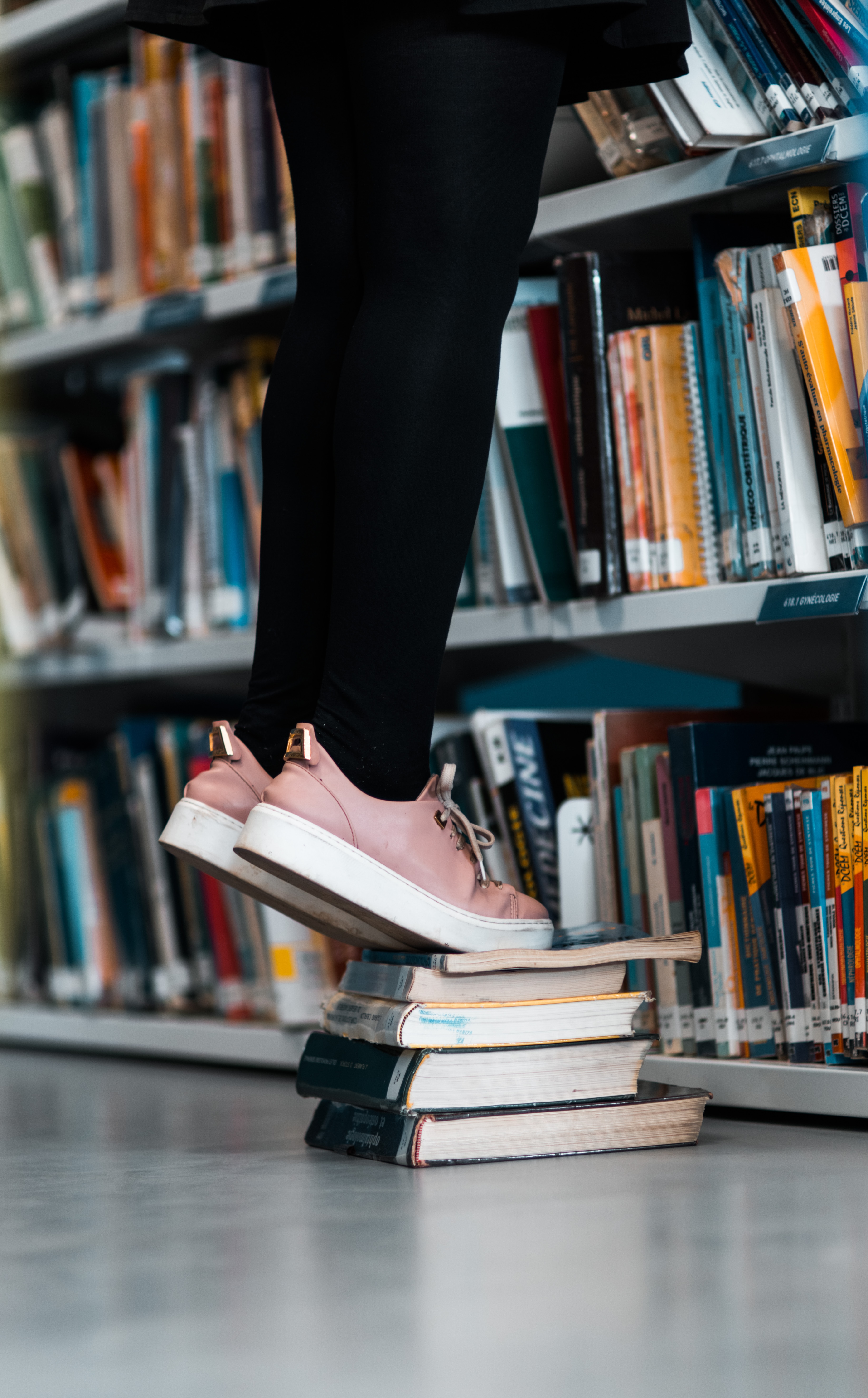 library, books, miscellanea, miscellaneous, legs, sneakers, bookshelves Full HD