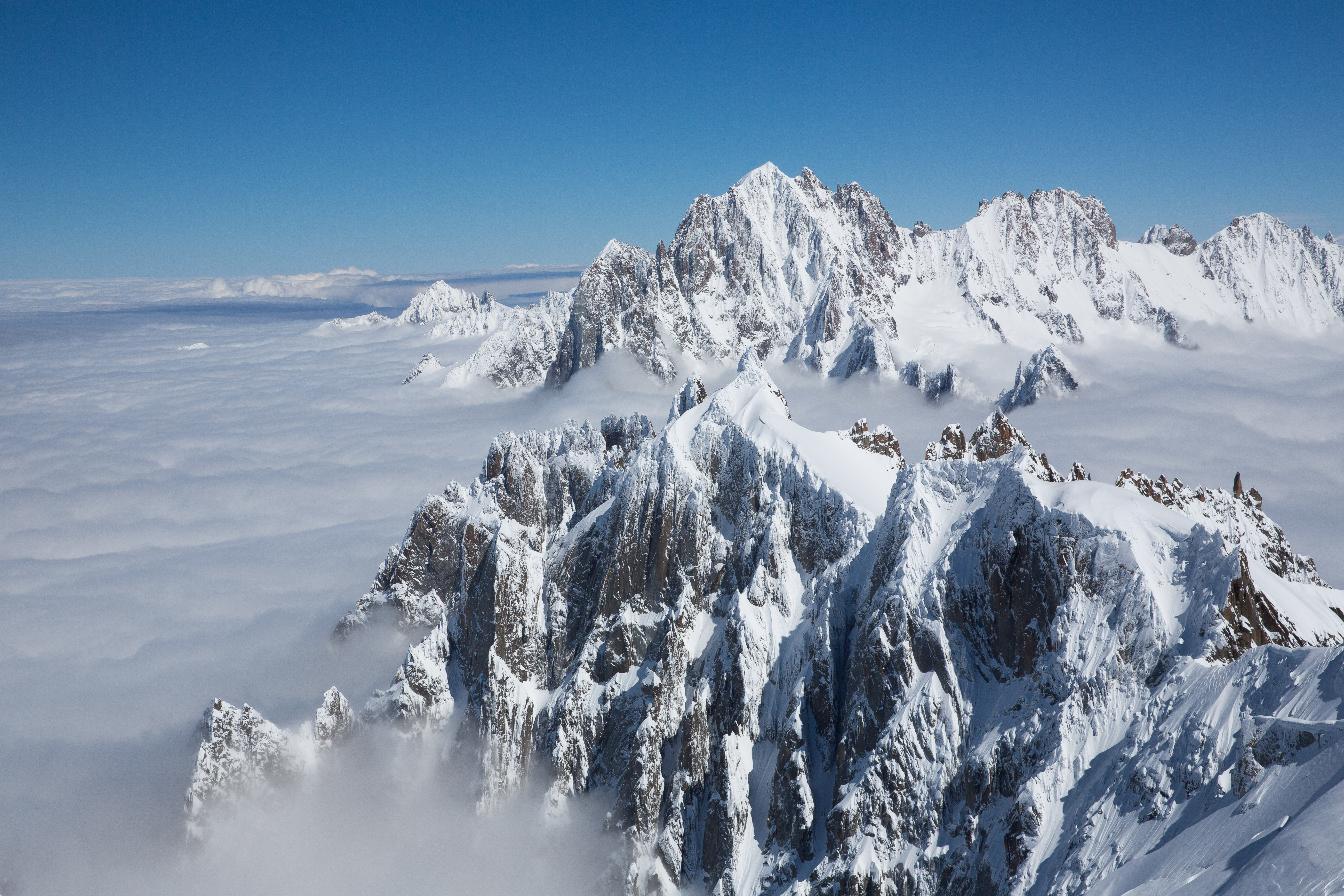 98518 скачать обои горная вершина, гора, вершина, облака, туман, горный хребет, природа - заставки и картинки бесплатно
