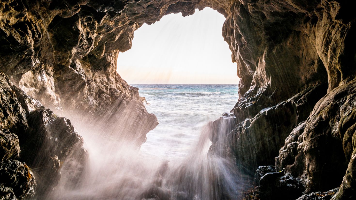 вид на море из пещеры