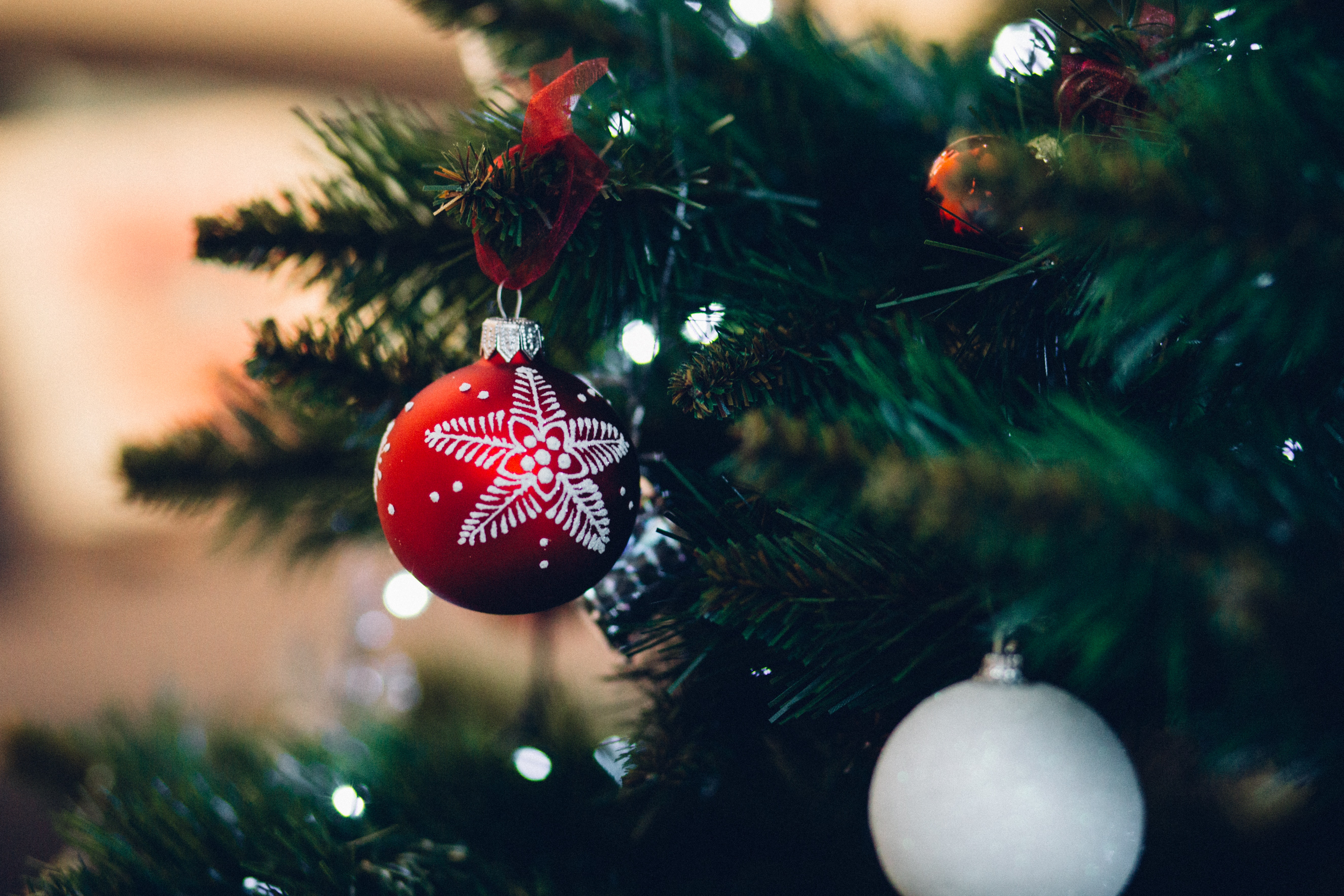 Handy-Wallpaper Feiertage, Neujahr, Dekoration, Weihnachten, Neues Jahr, Ball, Weihnachtsbaum Spielzeug kostenlos herunterladen.