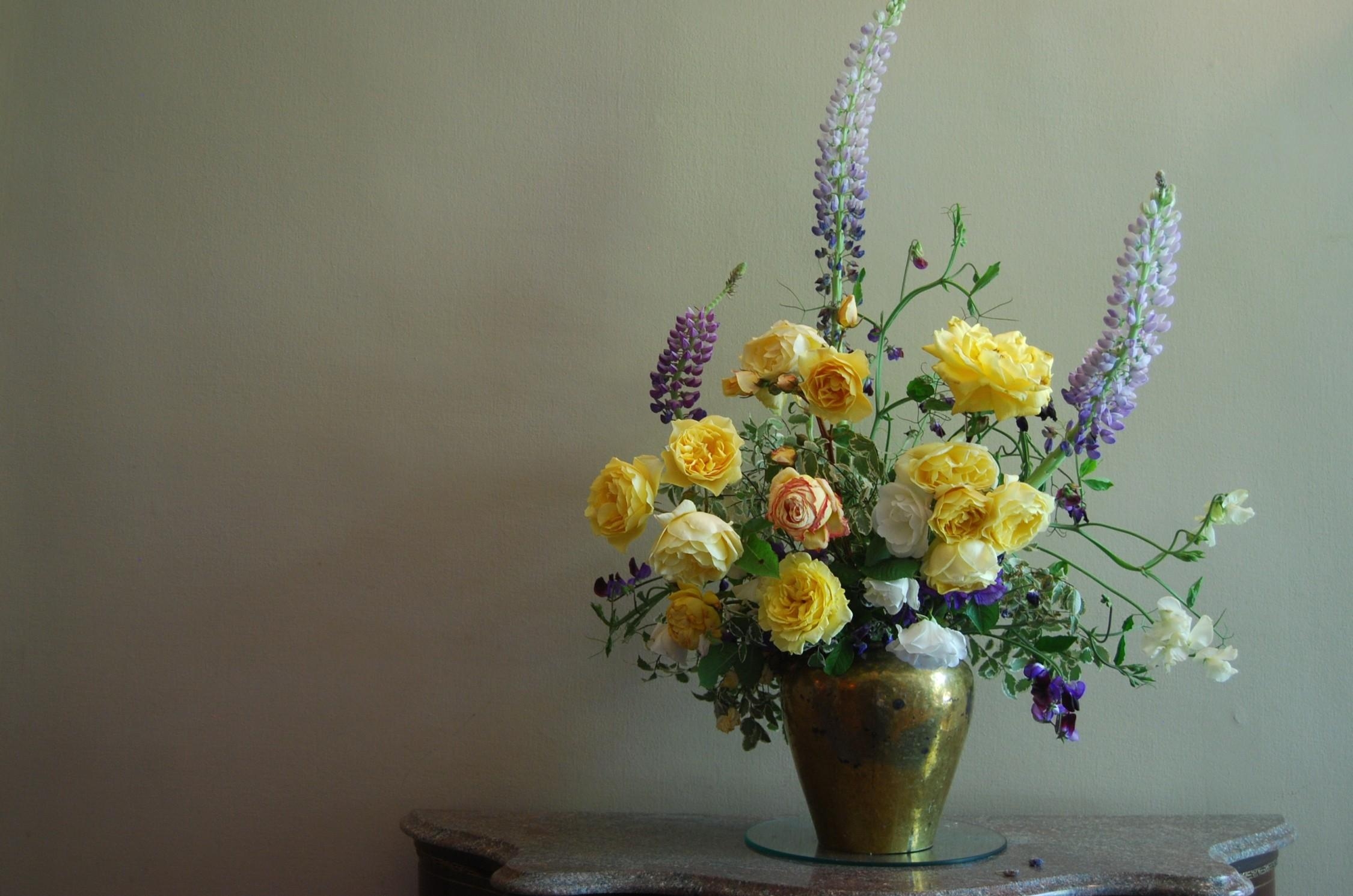 Laden Sie das Blumen, Roses, Grüne, Grünen, Strauß, Bouquet, Vase, Lupinen-Bild kostenlos auf Ihren PC-Desktop herunter