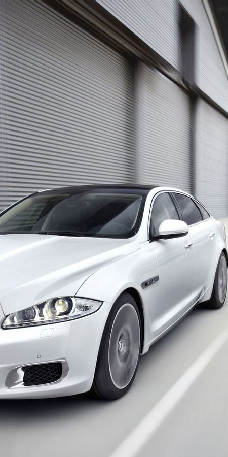 Фото белых автомобилей. Jaguar XJ. Ягуар машина 2012. Белый Ягуар машина. Jaguar XJ Ultimate.