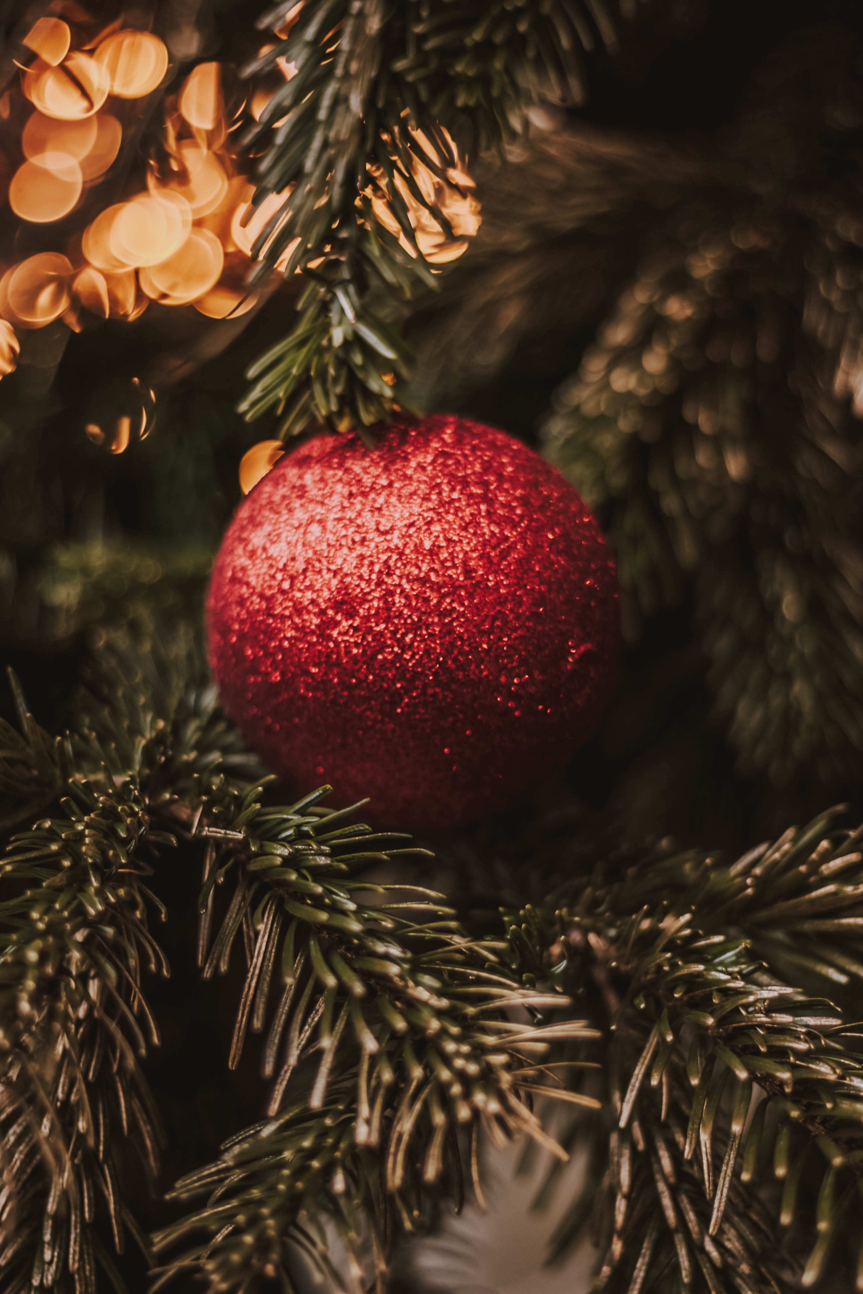 Handy-Wallpaper Feiertage, Neujahr, Dekoration, Weihnachten, Scheinen, Brillanz, Neues Jahr, Ball, Weihnachtsbaum Spielzeug kostenlos herunterladen.