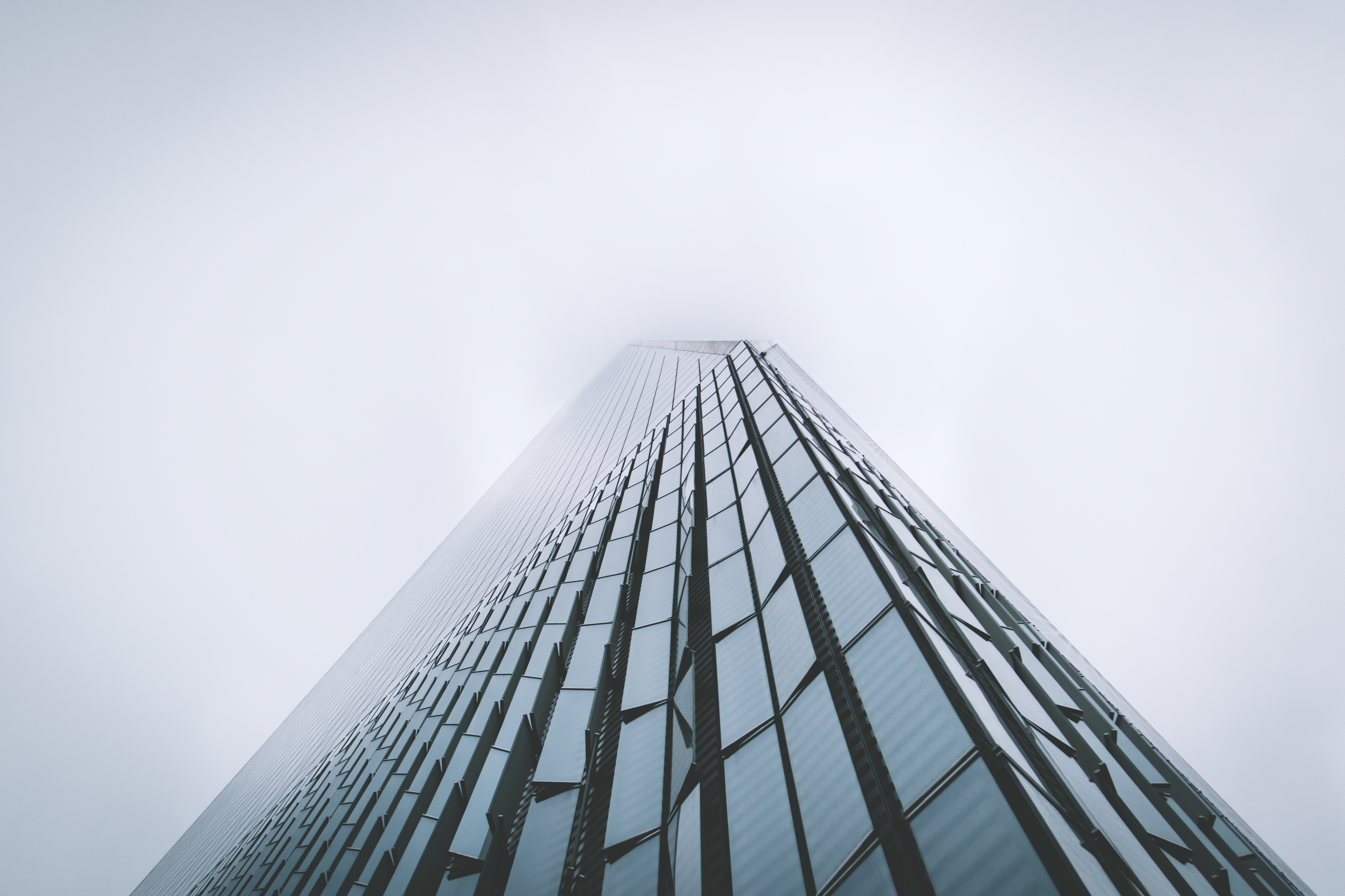 お使いの携帯電話の74924スクリーンセーバーと壁紙超高層ビル。 超高層ビル, 建物, 霧, ミニマリズムの写真を無料でダウンロード