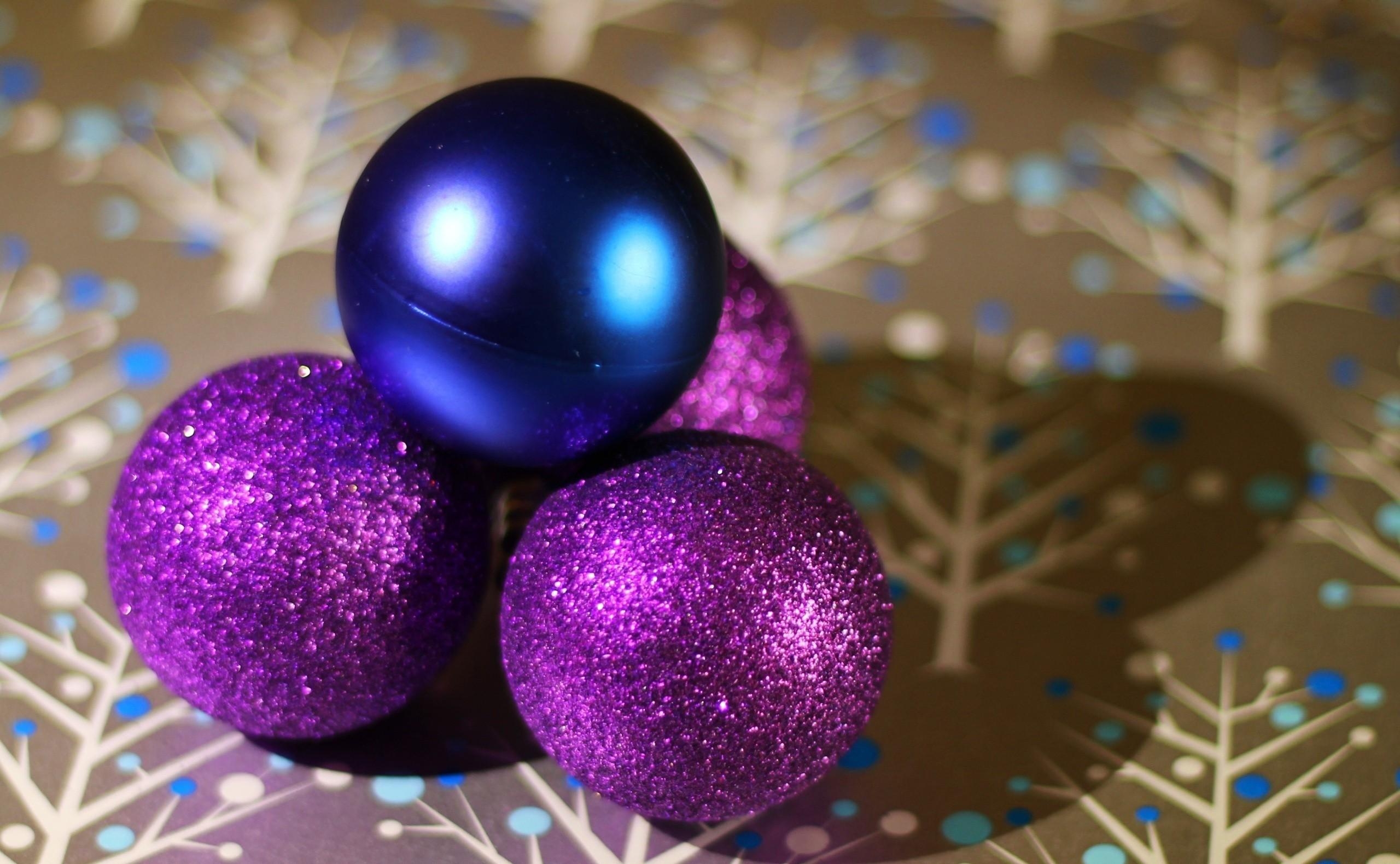 Laden Sie das Feiertage, Oberfläche, Schatten, Weihnachtsschmuck, Weihnachtsbaum Spielzeug, Lametta, Pailletten, Taw, Ballons-Bild kostenlos auf Ihren PC-Desktop herunter
