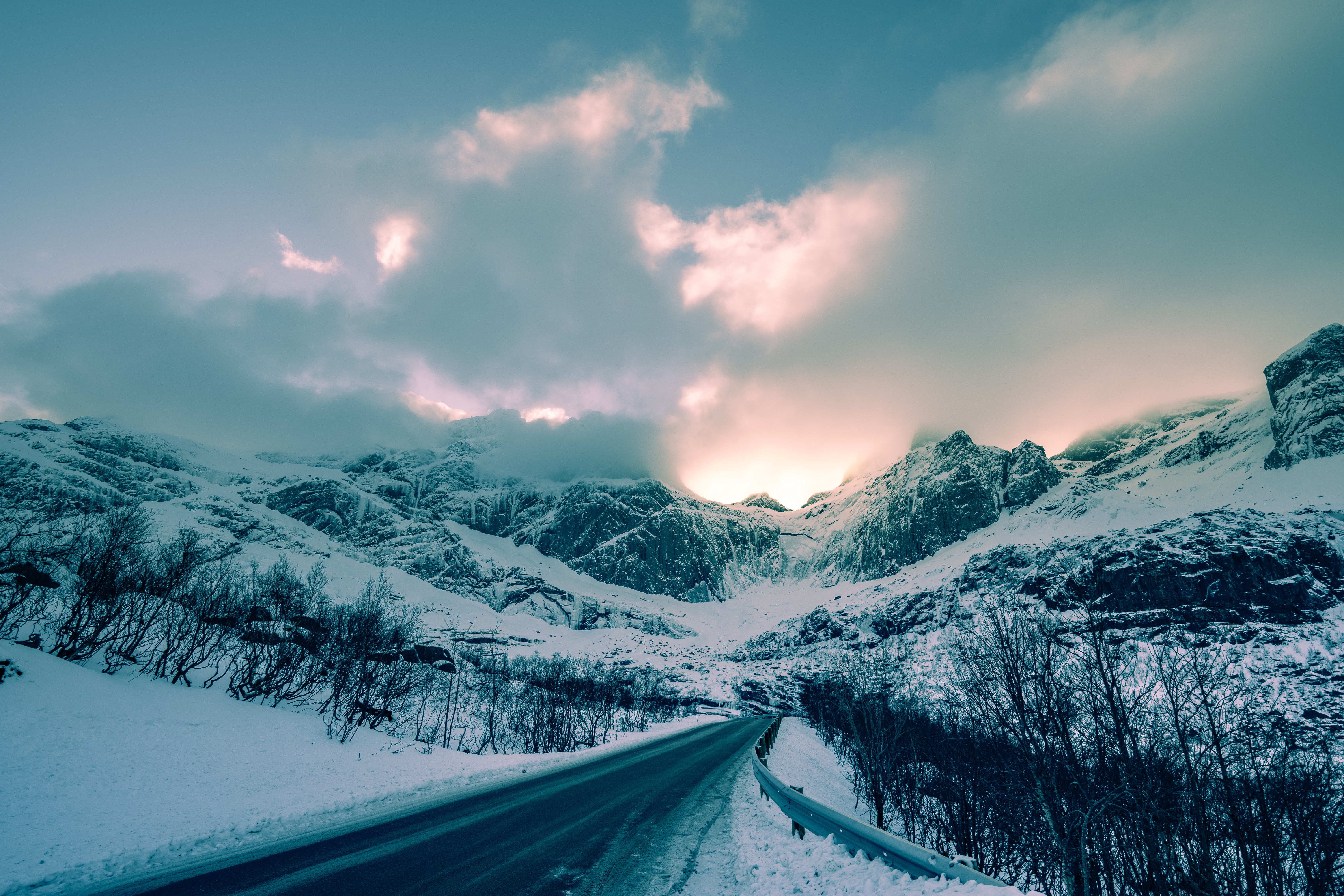 Handy-Wallpaper Winter, Natur, Mountains, Clouds, Schnee, Straße, Norwegen kostenlos herunterladen.