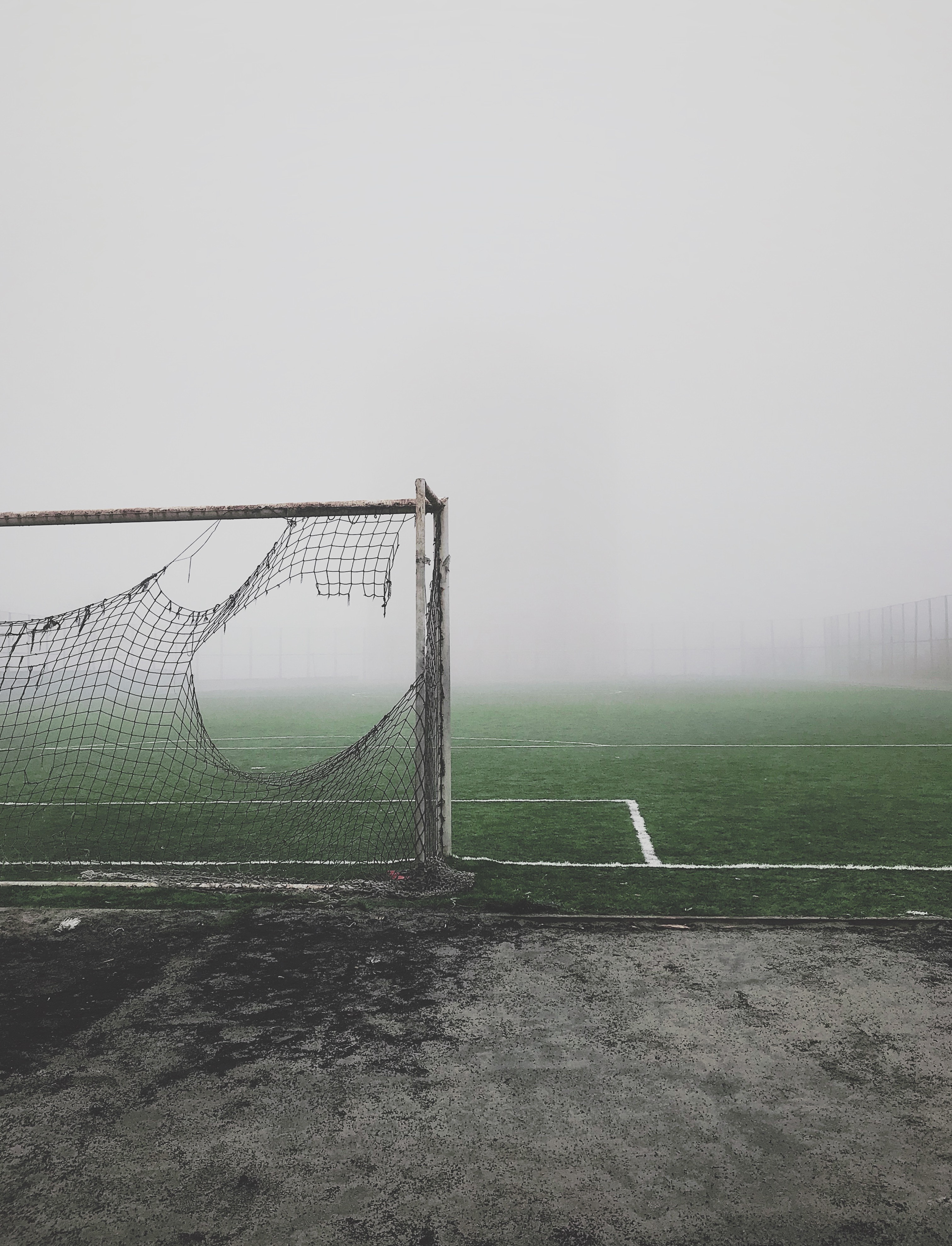 124026 скачать обои футбольные ворота, газон, спорт, туман, настроение, мрачный, рваный - заставки и картинки бесплатно