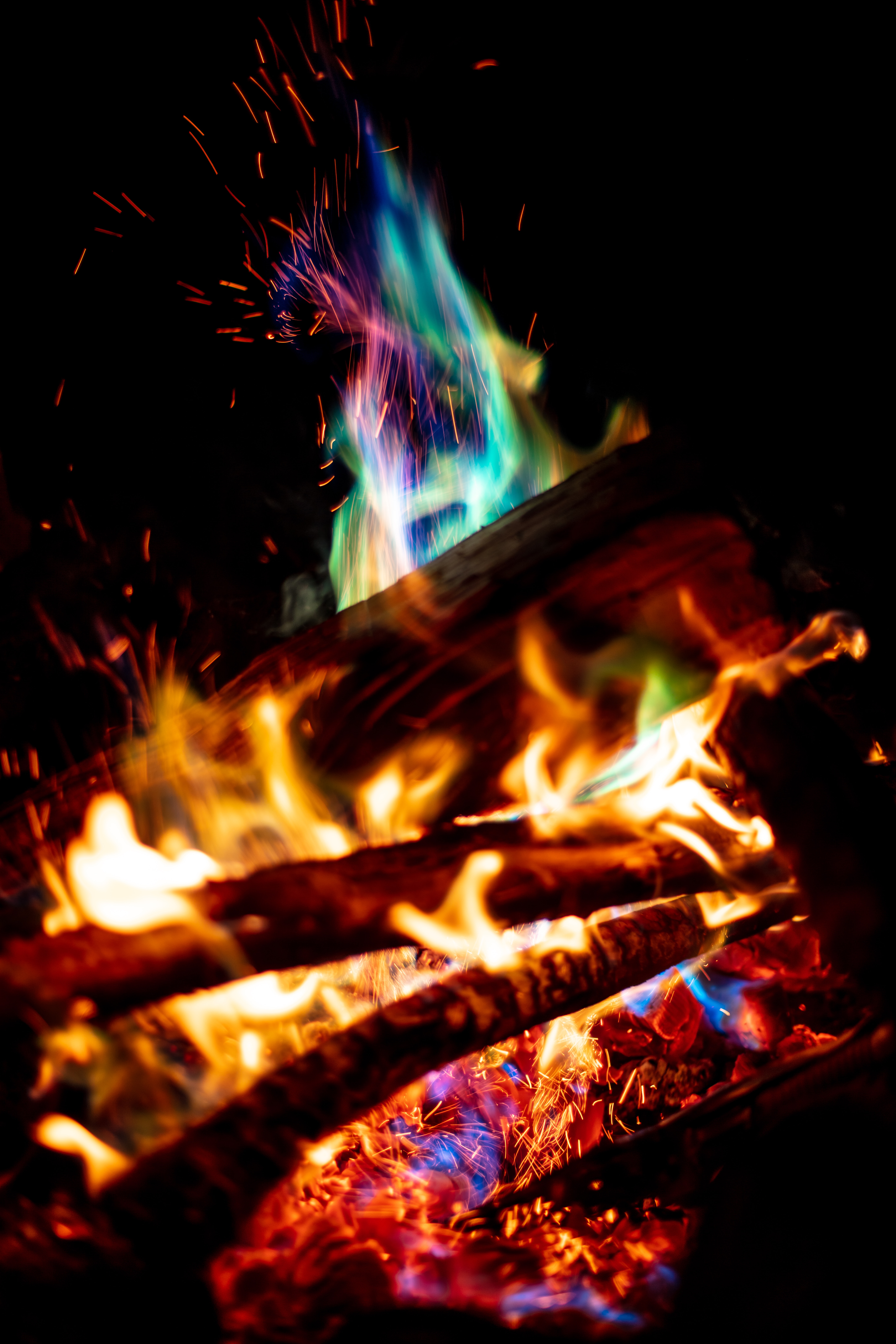 125168壁紙のダウンロード火災, たき火, 闇, 暗い, 火炎, 炎, 火の粉, スパークス-スクリーンセーバーと写真を無料で