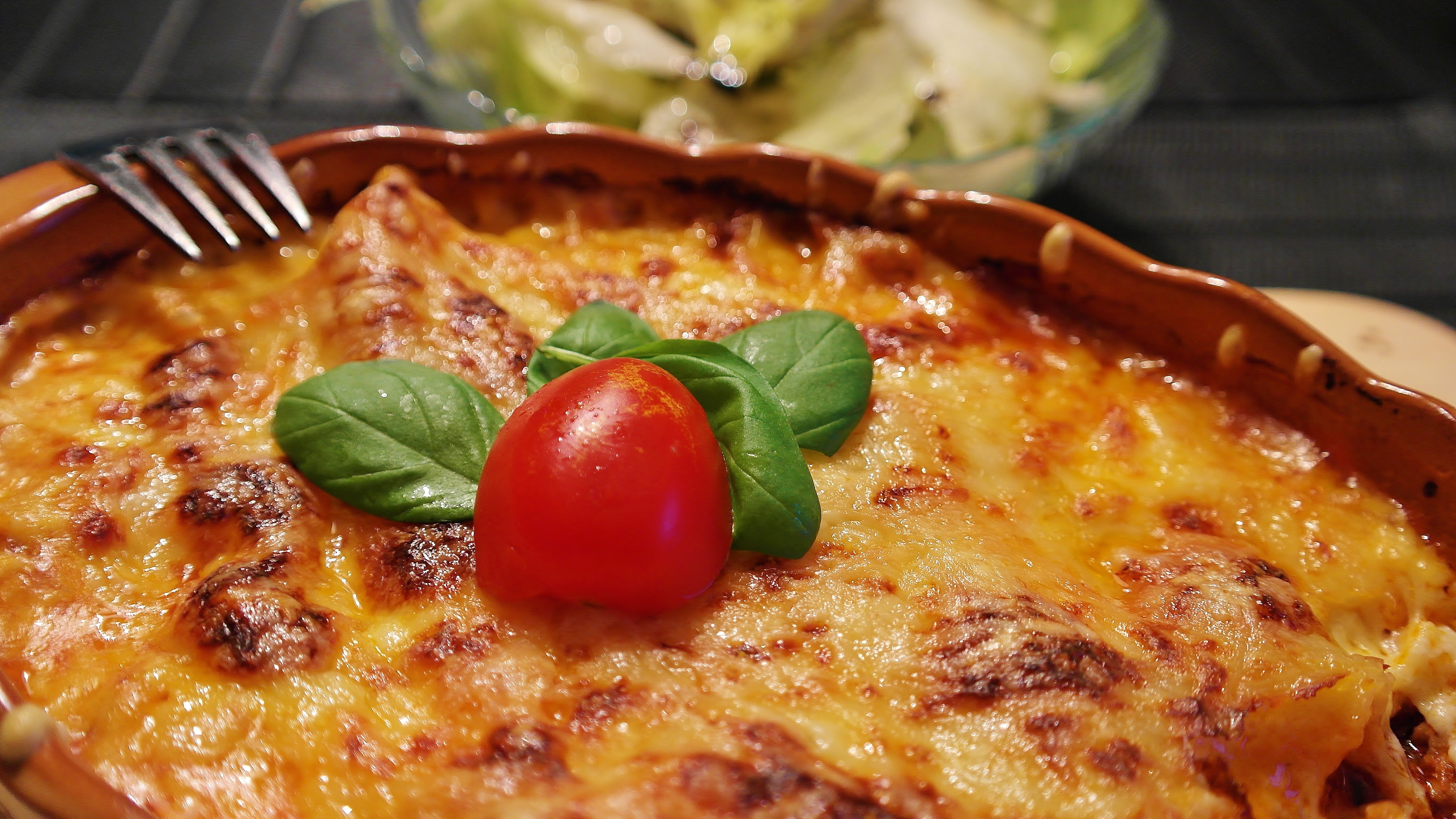 69256 Hintergrundbild herunterladen lebensmittel, cheese, tomaten, appetitlich, lasagne - Bildschirmschoner und Bilder kostenlos