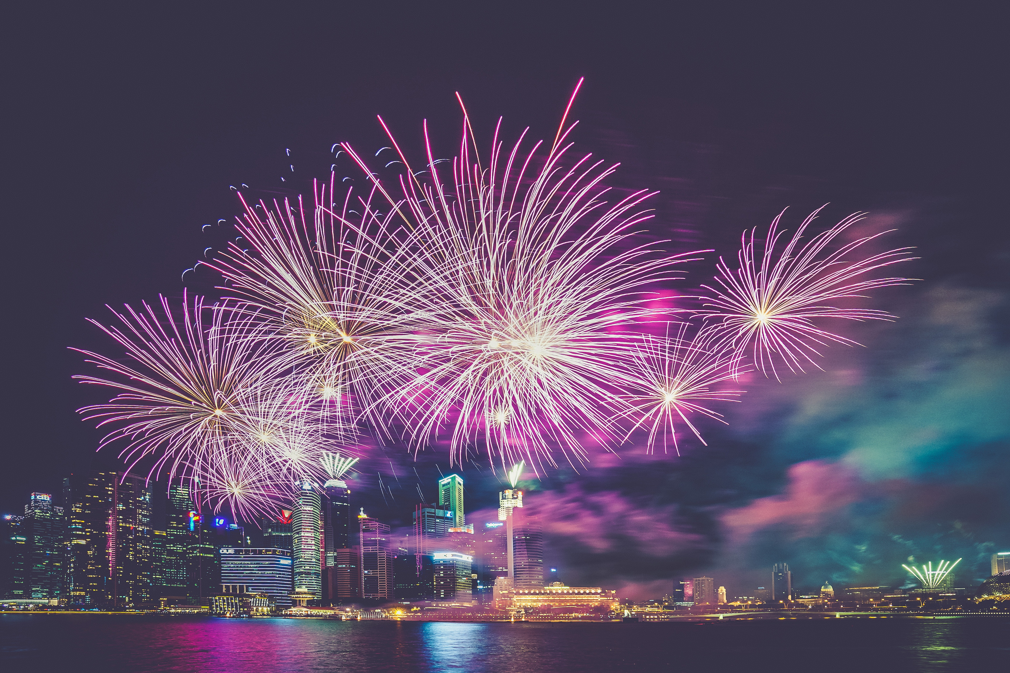 63782 Bild herunterladen feiertage, salute, wolkenkratzer, megalopolis, megapolis, singapur - Hintergrundbilder und Bildschirmschoner kostenlos