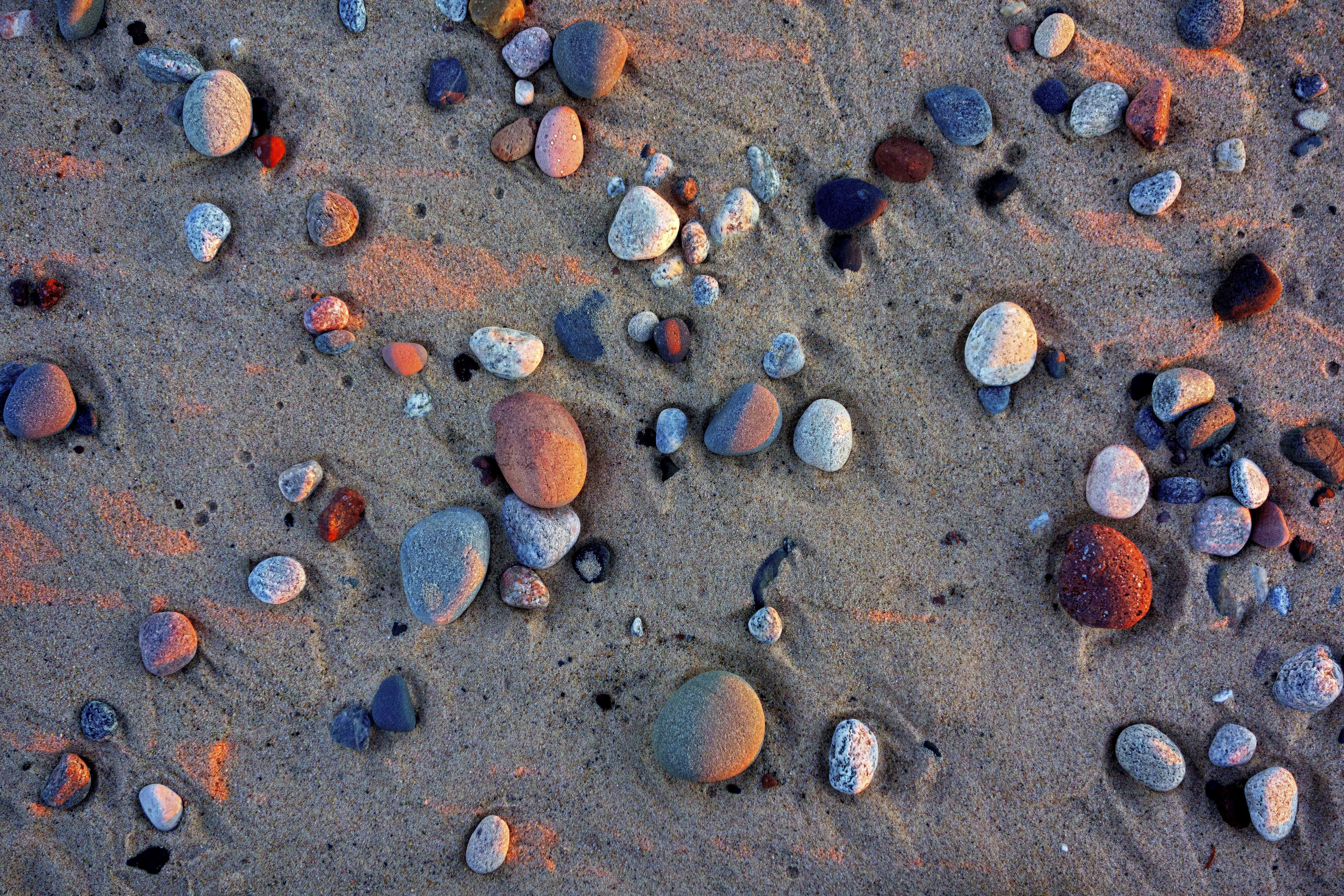 Усеянном гальками. Красивые камушки. Морское дно камни. Камешки на земле. Камни галька и песок.