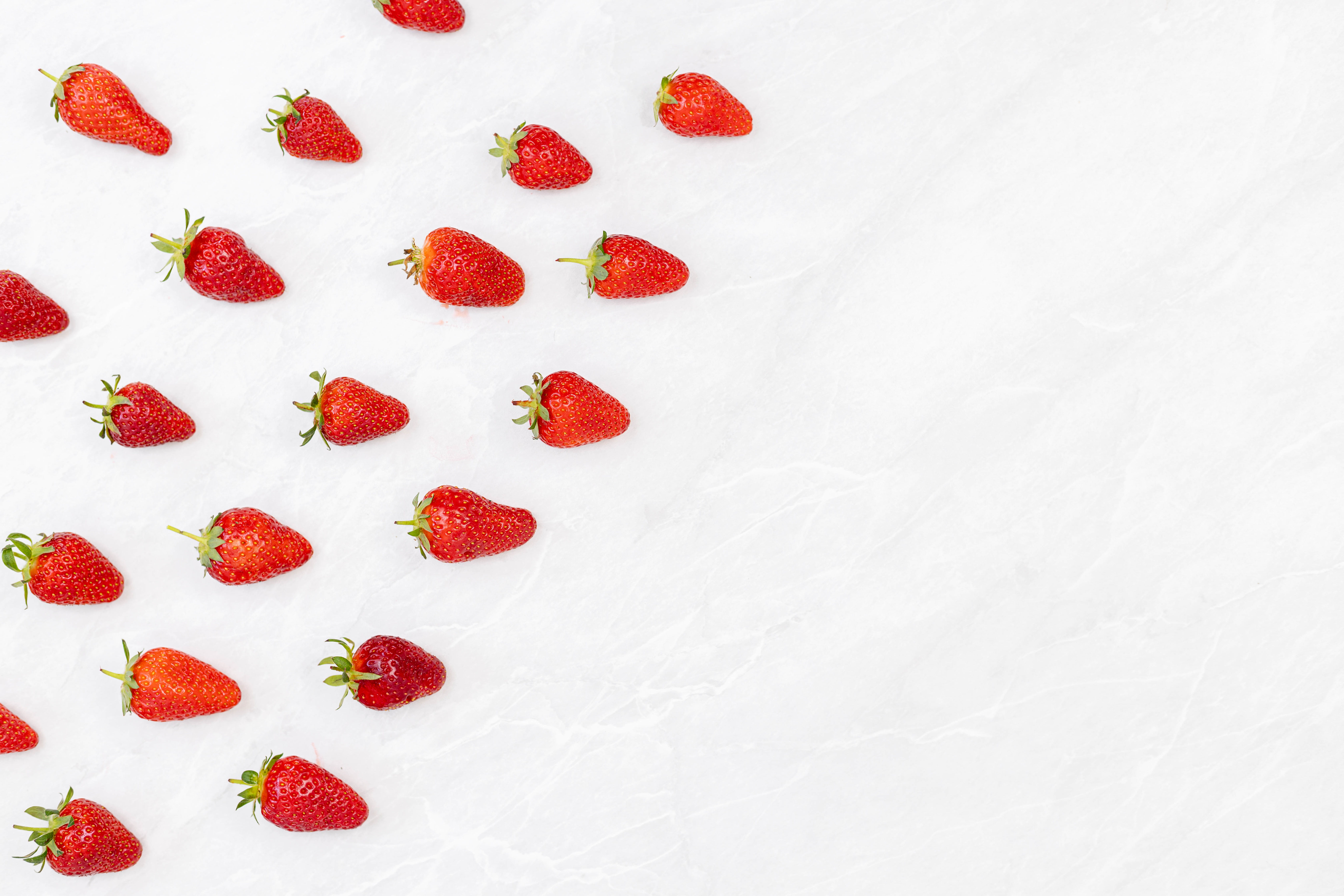 88418 Bild herunterladen lebensmittel, erdbeere, berries, weiß, die frucht, frucht - Hintergrundbilder und Bildschirmschoner kostenlos