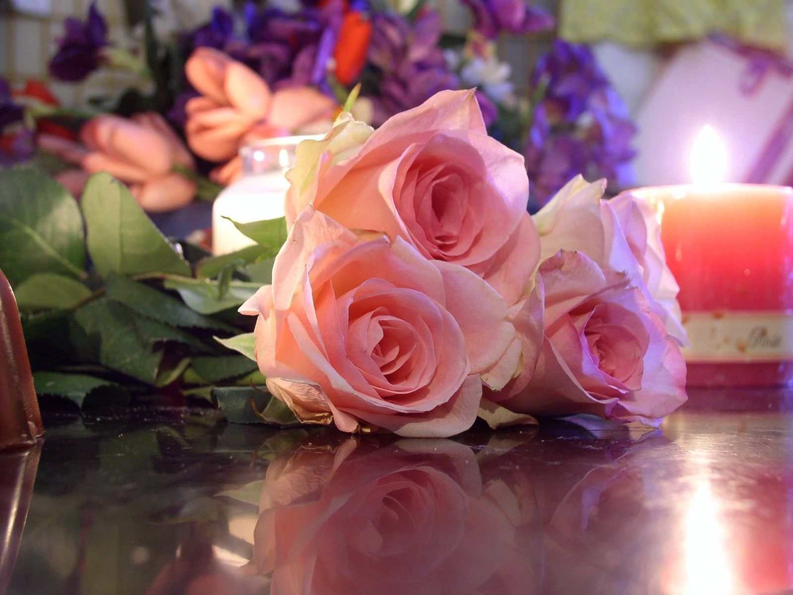 Handy-Wallpaper Blumen, Roses, Reflexion, Strauß, Bouquet, Romantik, Kerze, Drei kostenlos herunterladen.