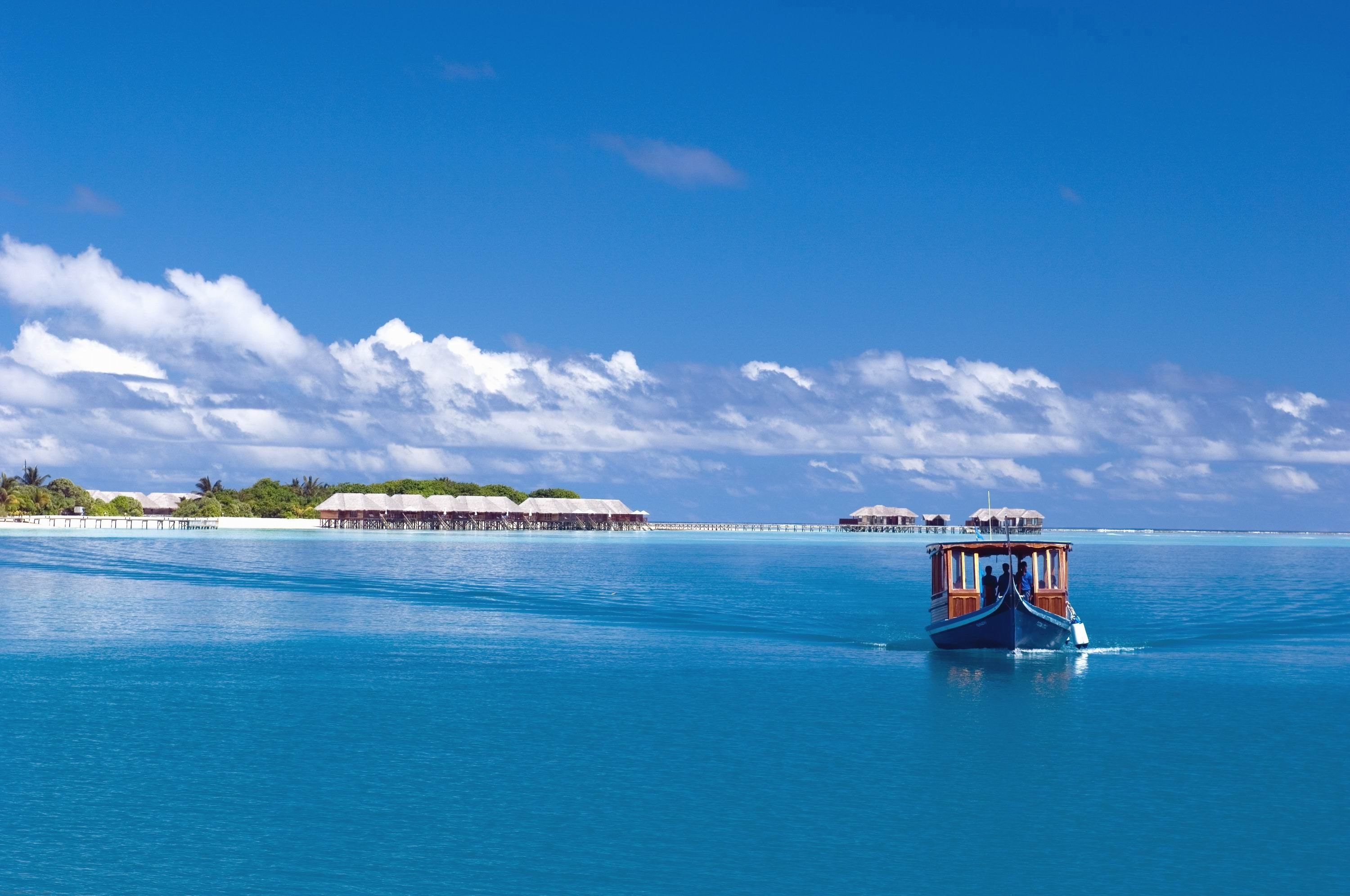 Handy-Wallpaper Natur, Sea, Ein Boot, Boot, Tropen, Die Insel, Insel, Malediven kostenlos herunterladen.