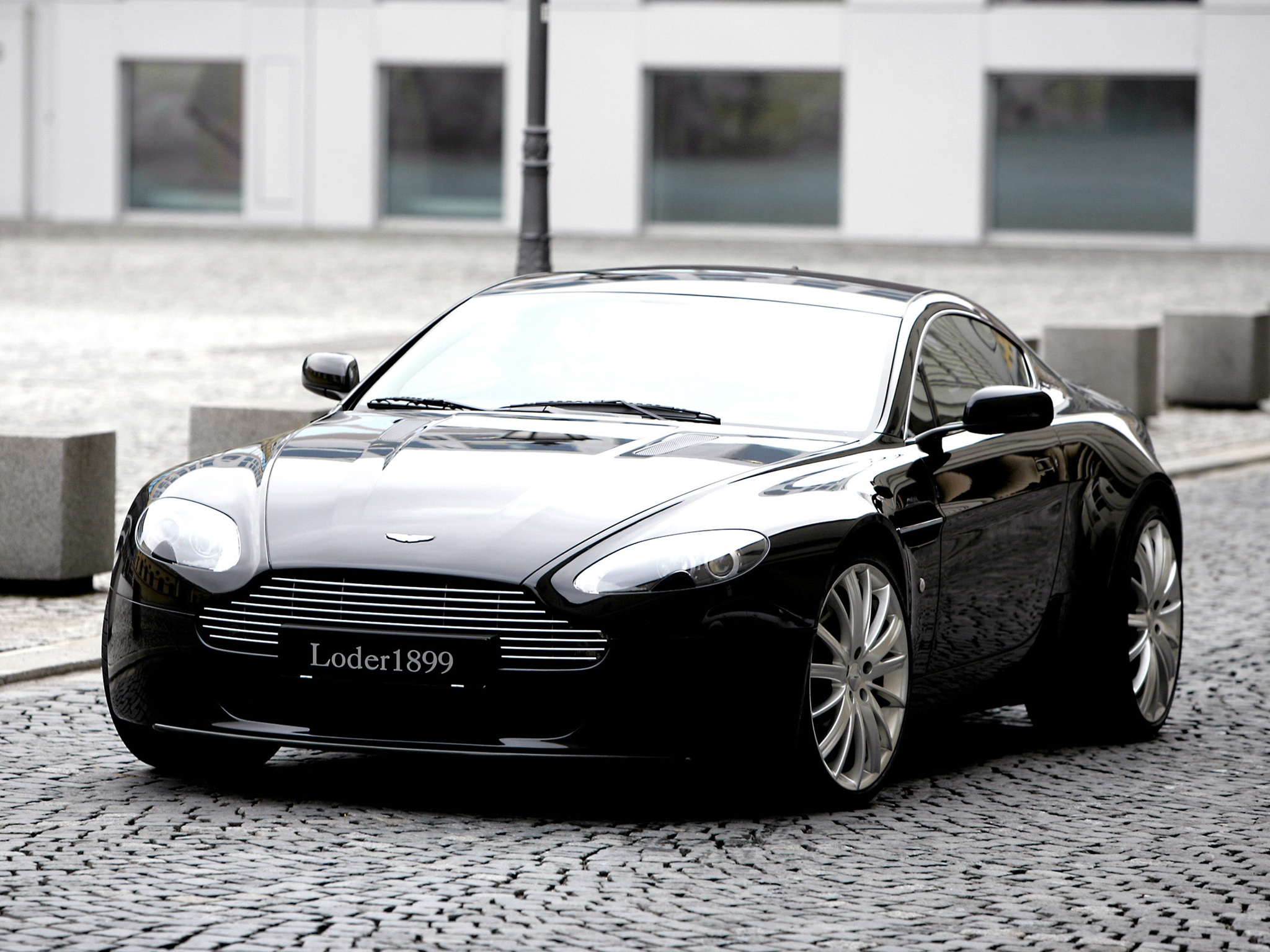 Handy-Wallpaper Aston Martin, Cars, Gebäude, Das Schwarze, Vorderansicht, Frontansicht, Stil, 2007, V8, Vorteil, Vantage kostenlos herunterladen.