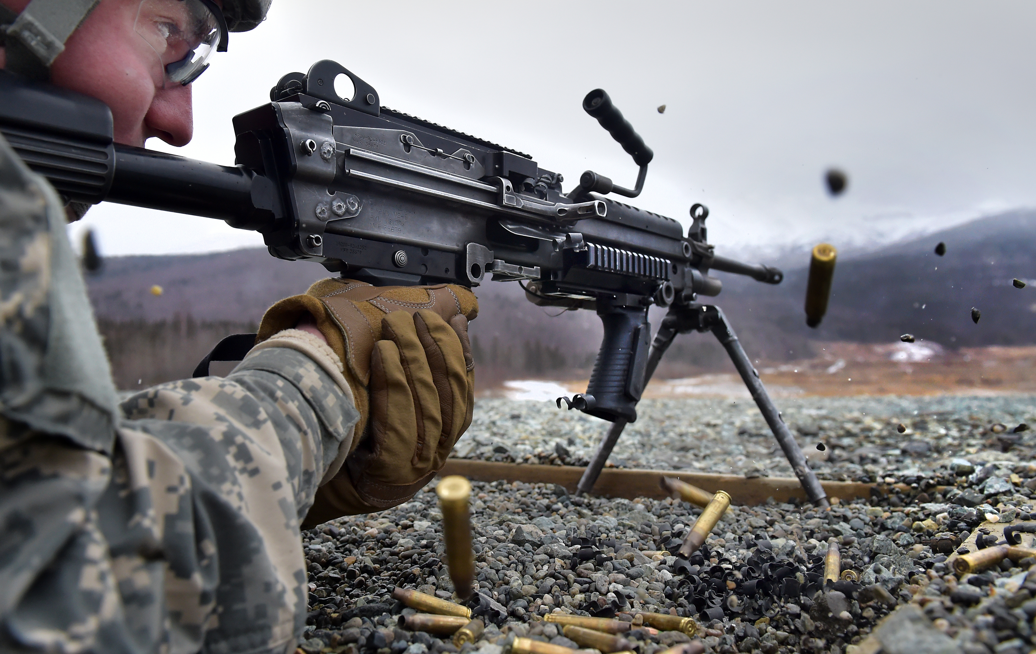 Звук стрельбы из пулемета. Снайперская винтовка m249. M249 us Army. M249 saw us Army. Выстрел из пулемета.