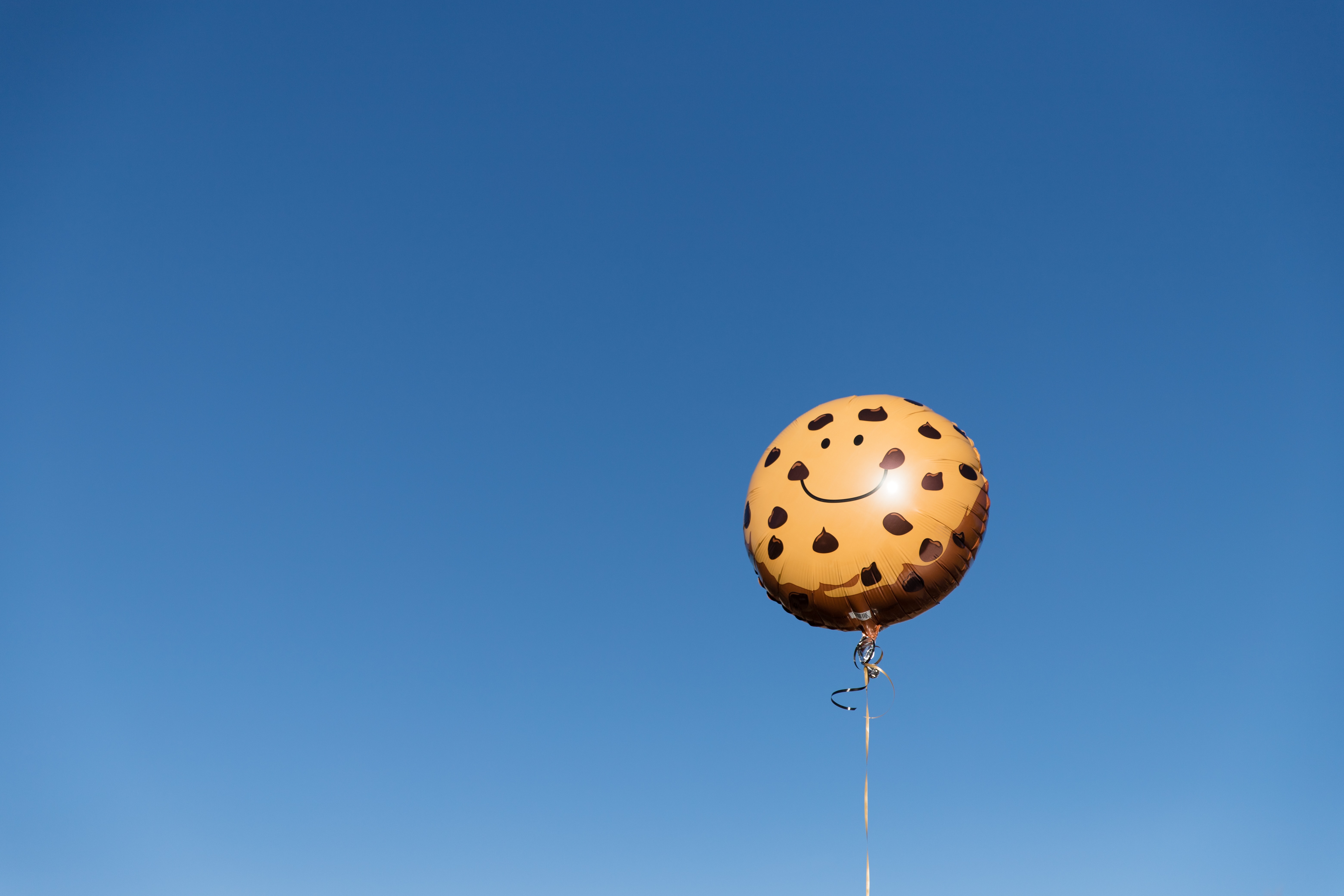 Laden Sie das Sky, Verschiedenes, Sonstige, Luftballon, Ballon, Lächeln, Emoticon, Smiley-Bild kostenlos auf Ihren PC-Desktop herunter