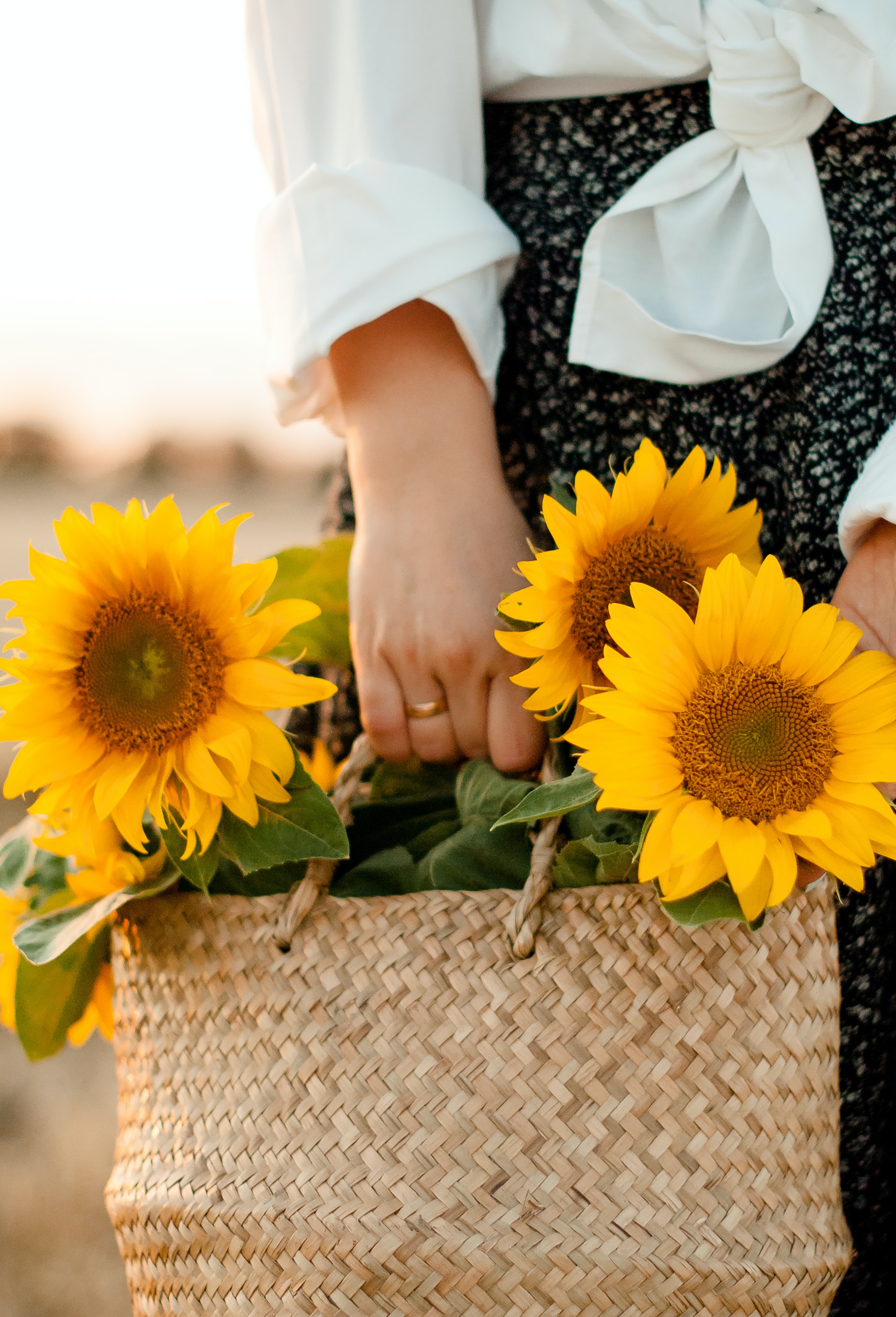 vertical wallpaper hands, flowers, sunflowers, girl, bag