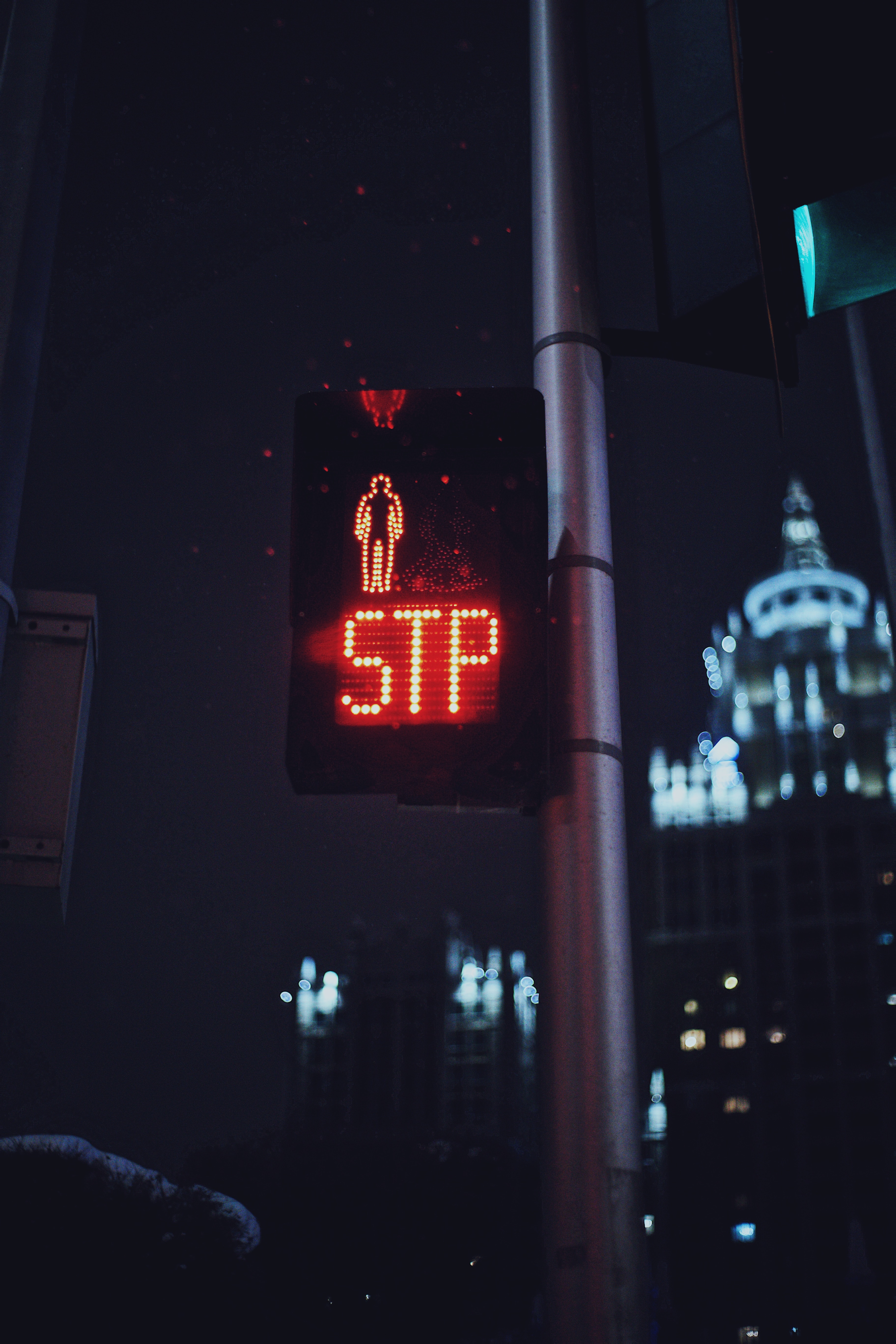 150295 download wallpaper night, red, city, miscellanea, miscellaneous, symbol, traffic light screensavers and pictures for free