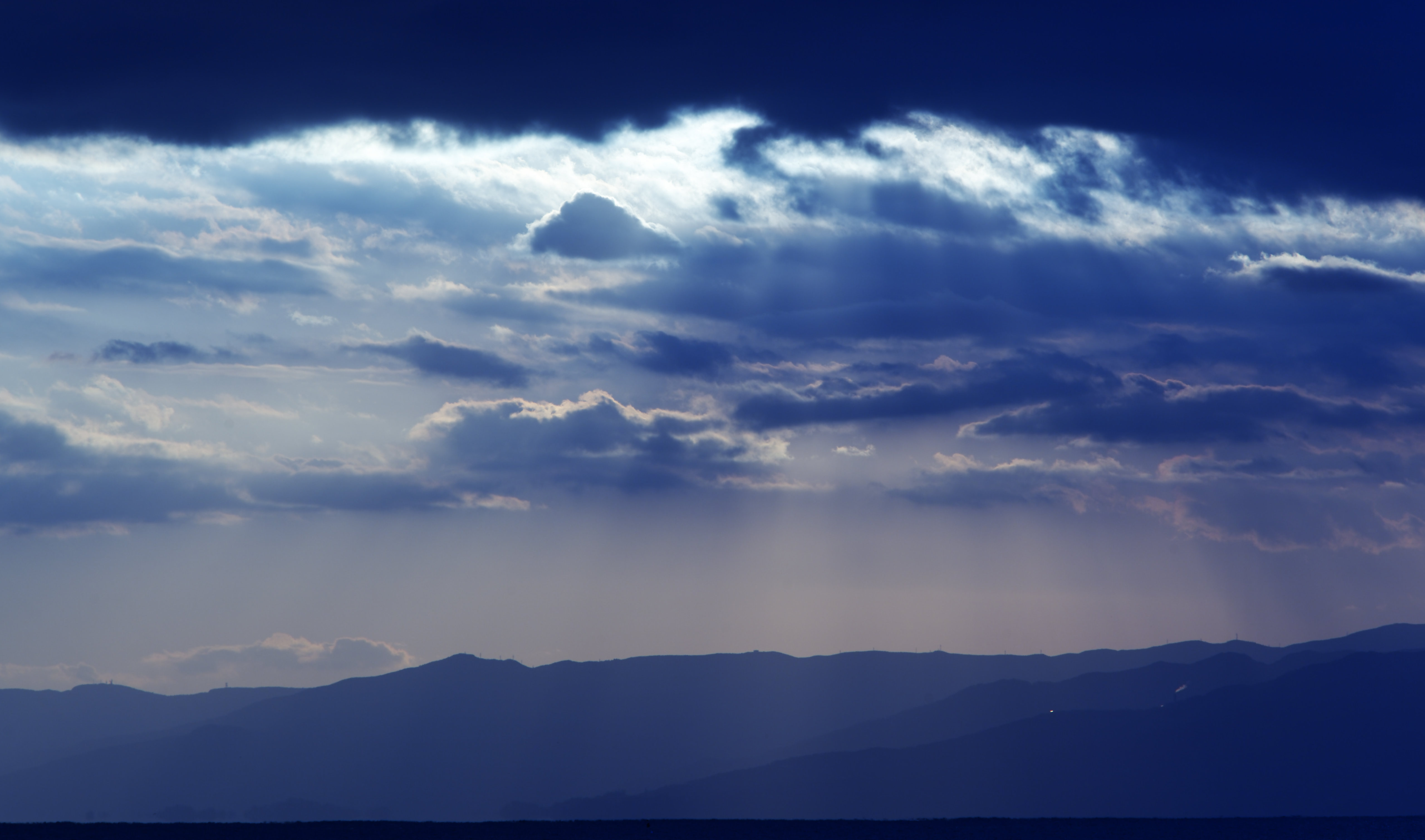 153599壁紙のダウンロード祝日, スカイ, 山脈, 雲, ビーム, 光線-スクリーンセーバーと写真を無料で