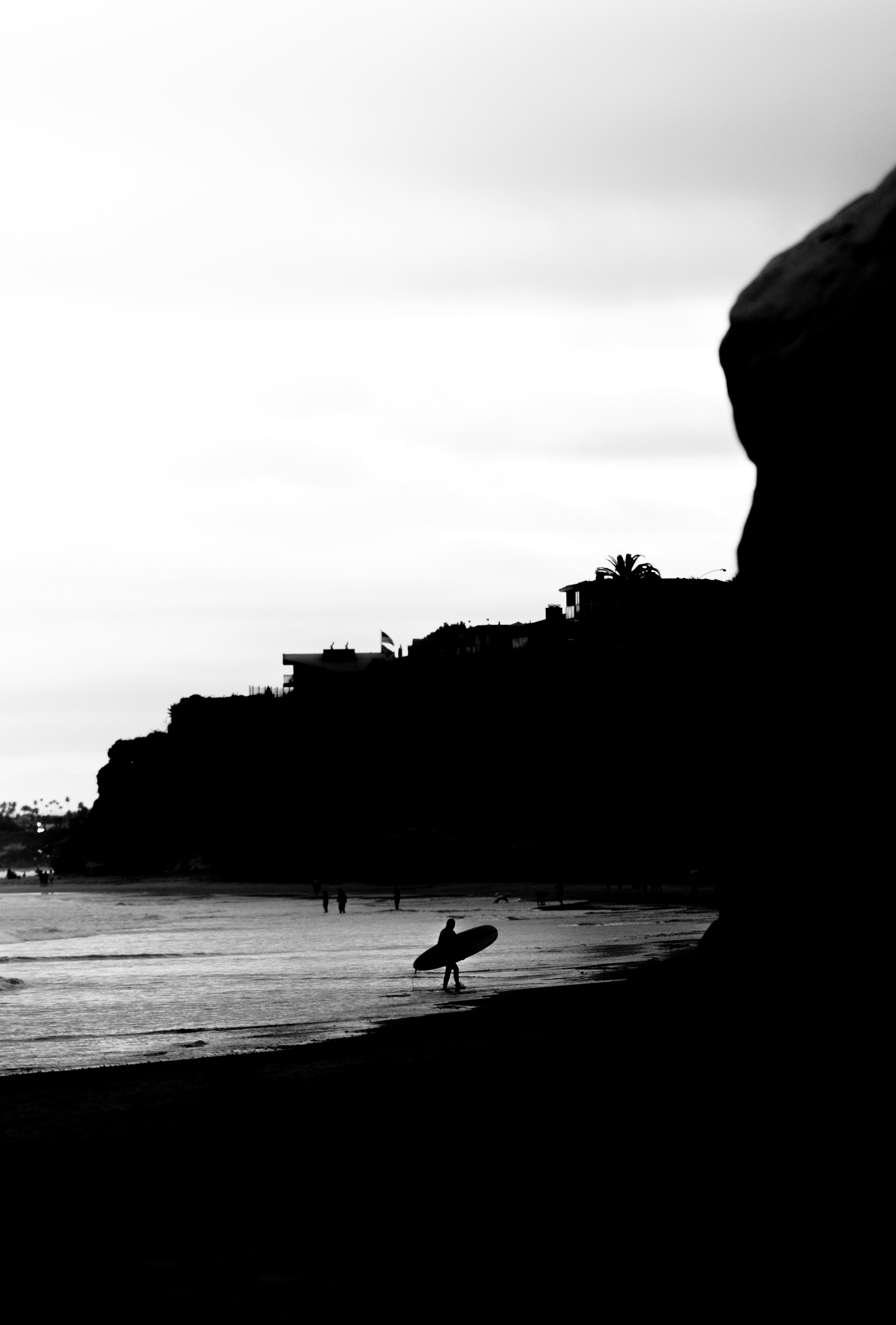 100329 Bildschirmschoner und Hintergrundbilder Surfer auf Ihrem Telefon. Laden Sie surfen, schwarz, felsen, die steine, küste, bw, chb, surfer Bilder kostenlos herunter