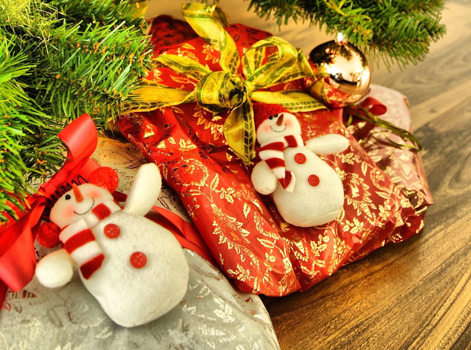 Laden Sie das Feiertage, Nadeln, Weihnachten, Schneemann, Ast, Zweig, Weihnachtsbaum Spielzeug, Die Geschenke, Geschenke-Bild kostenlos auf Ihren PC-Desktop herunter