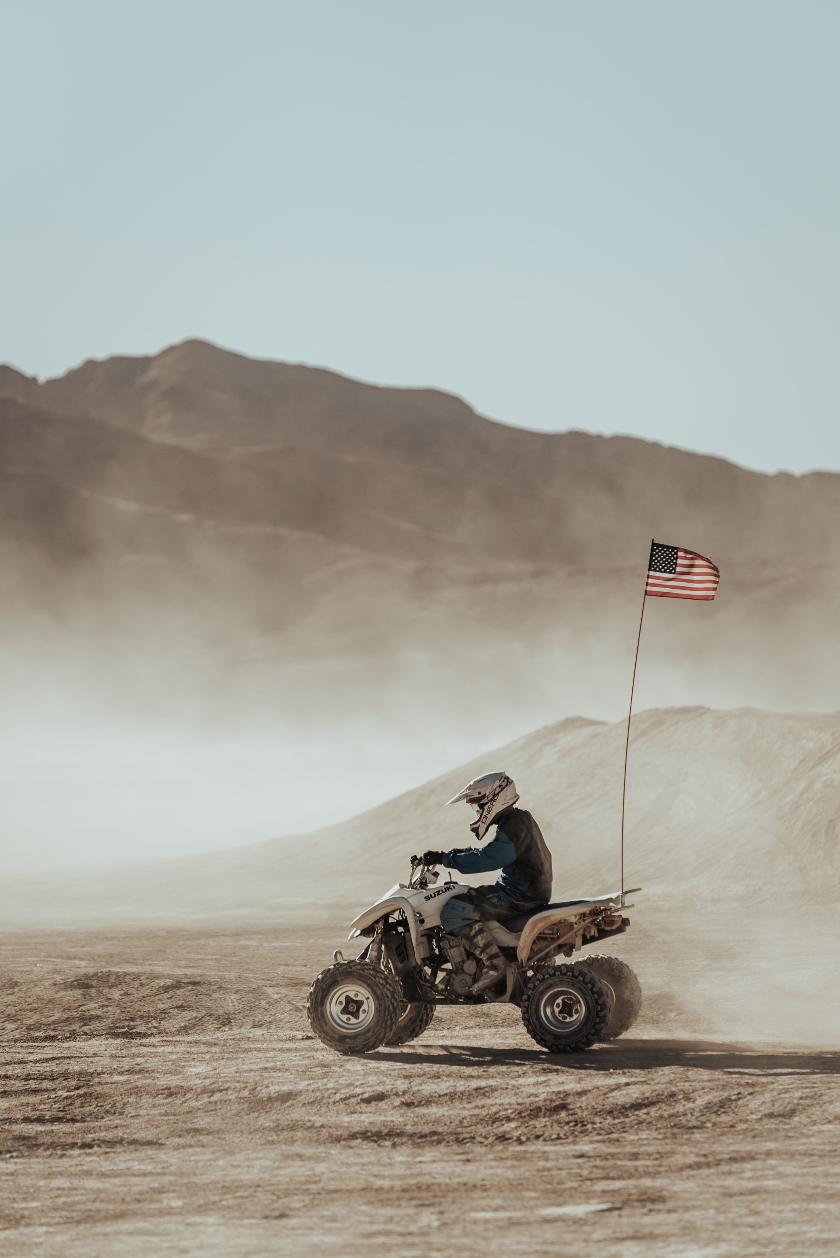 80795 Hintergrundbild herunterladen sand, motorräder, wüste, flagge, flag, ein fernseher, quad-bike, kreuz - Bildschirmschoner und Bilder kostenlos