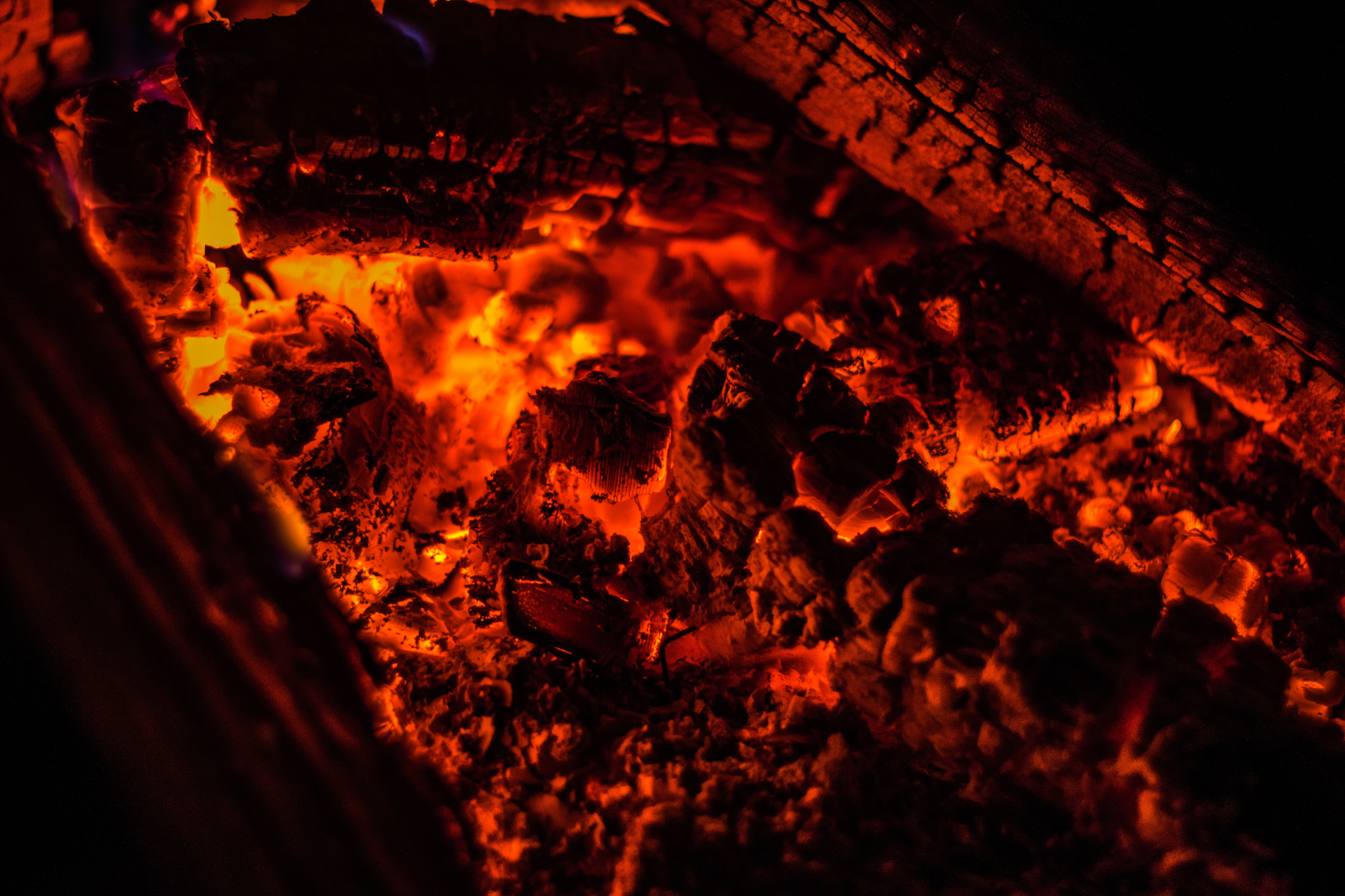 Laden Sie das Feuer, Bonfire, Kohlen, Dunkel, Asche, Ash, Schwelende, Schwelenden-Bild kostenlos auf Ihren PC-Desktop herunter
