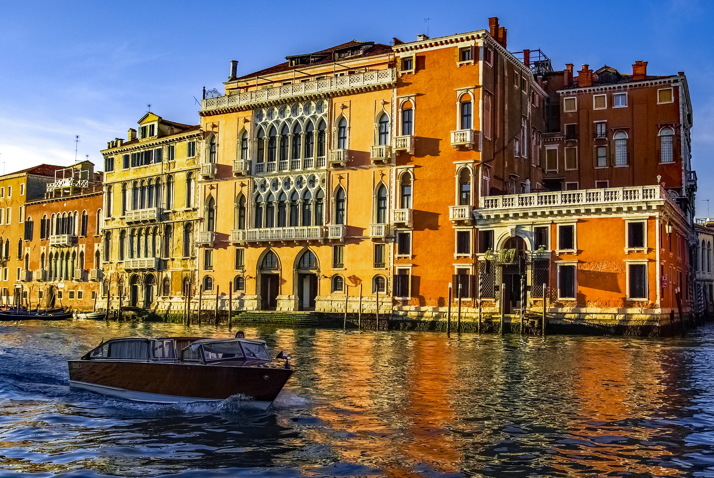 Handy-Wallpaper Städte, Italien, Venedig, Ein Boot, Boot, Kanal kostenlos herunterladen.