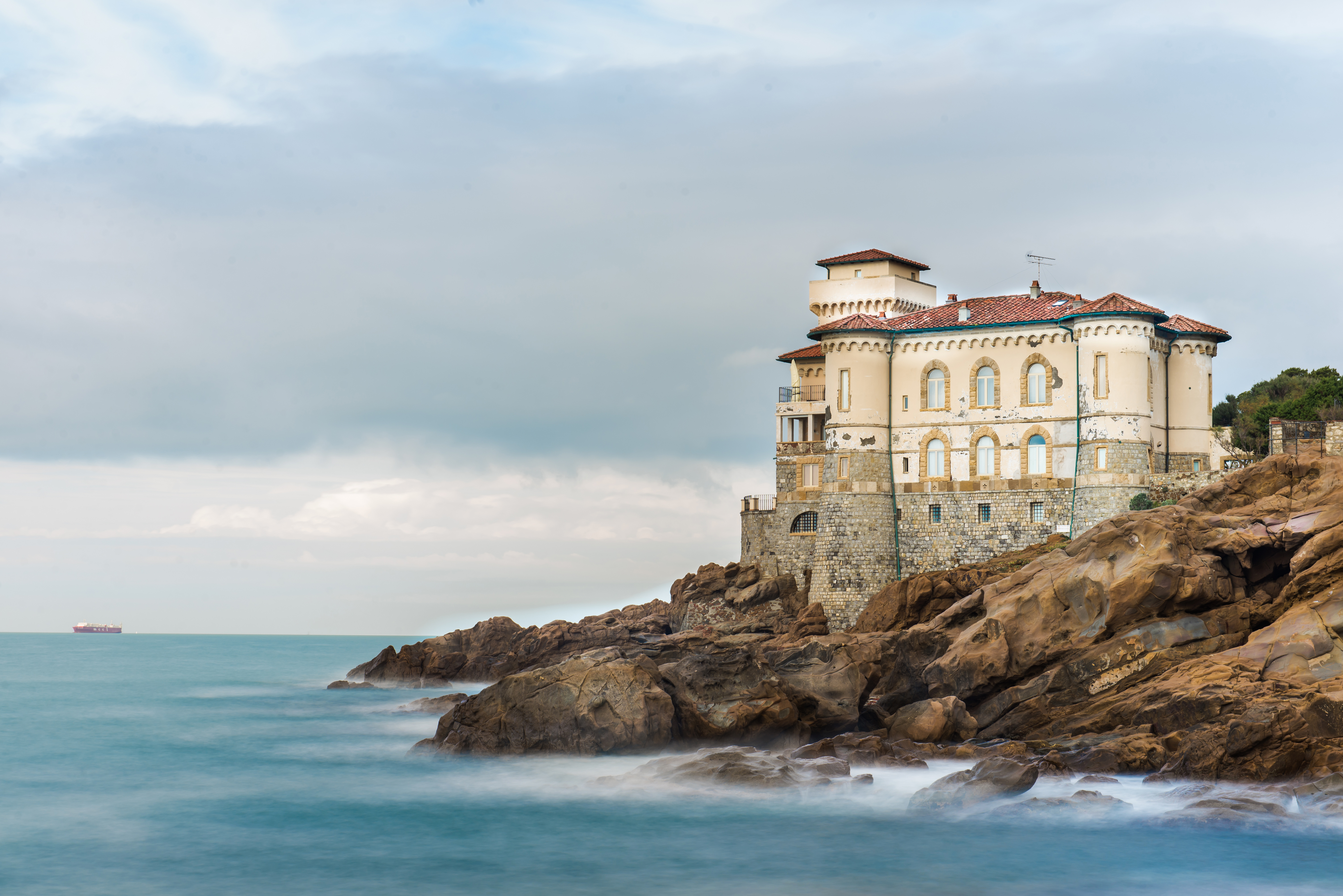 Castle on the sea. Замок море скала Италия. Замок у моря в Ливорно. Старые замки Италии. Италия замки на побережье.