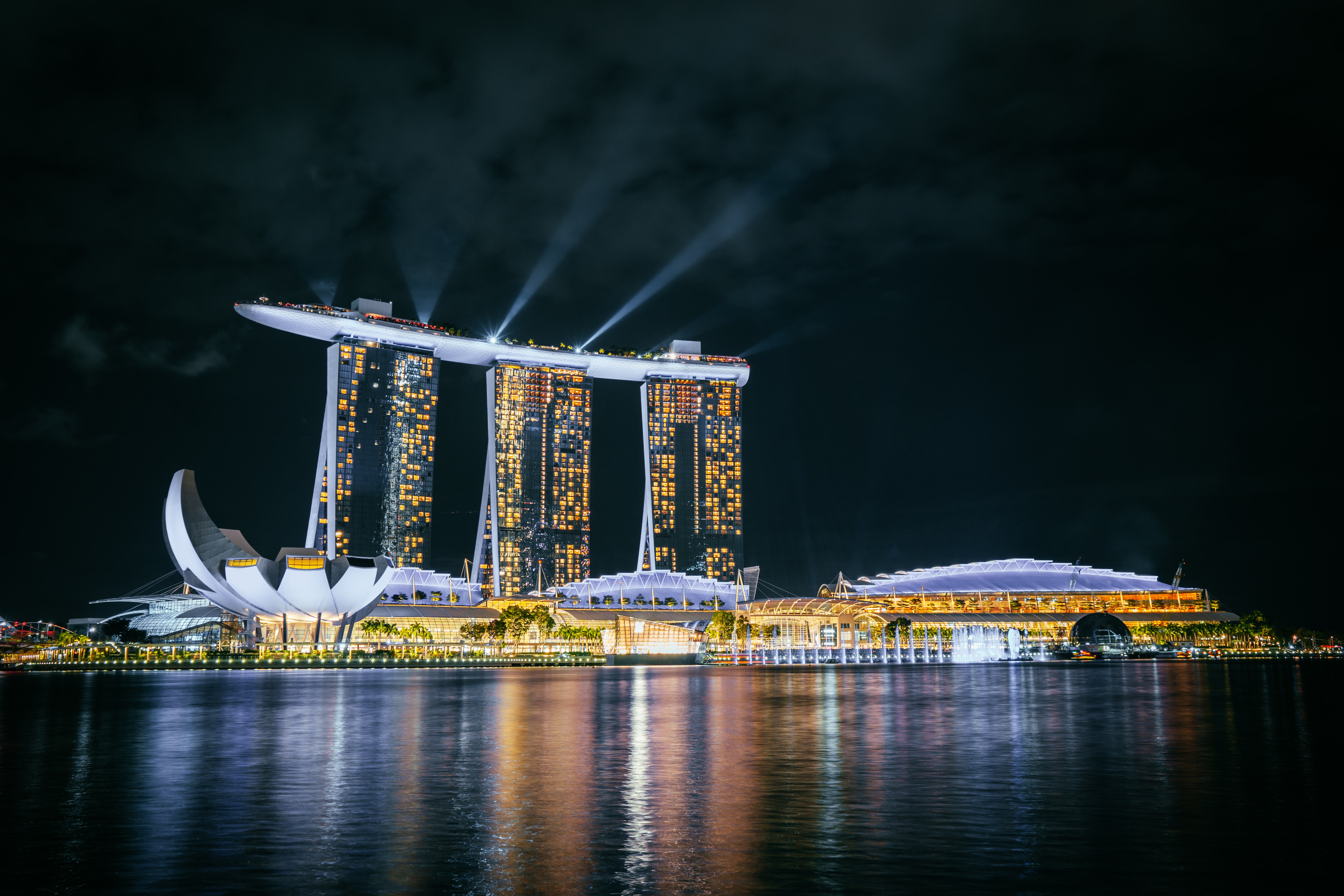 Marina bay sands. Марина Бэй Сэндс Сингапур. Марина Бэй Сэндс Сингапур ночью. Сингапур архитектура Марина Бэй Сэндс. Сингапур отель Марина Бэй Сэндс мост.