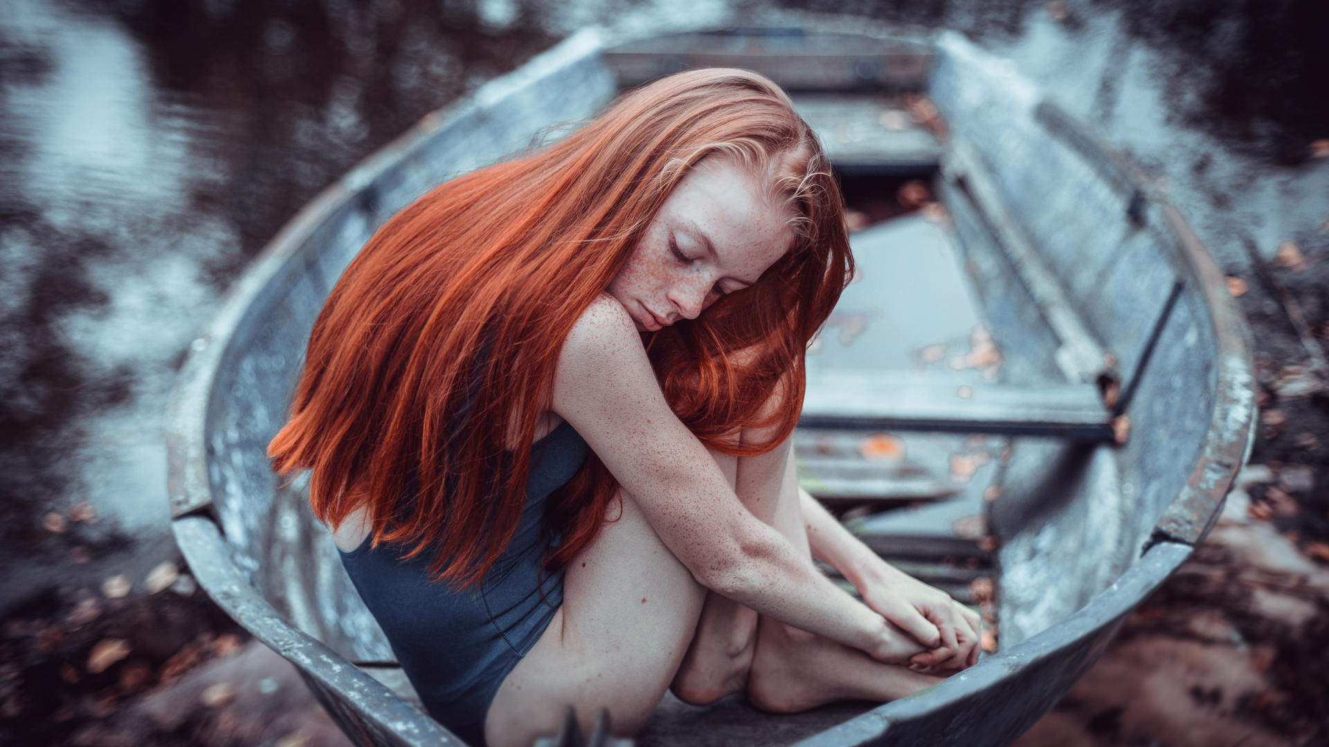 Рыжая девушка в воде
