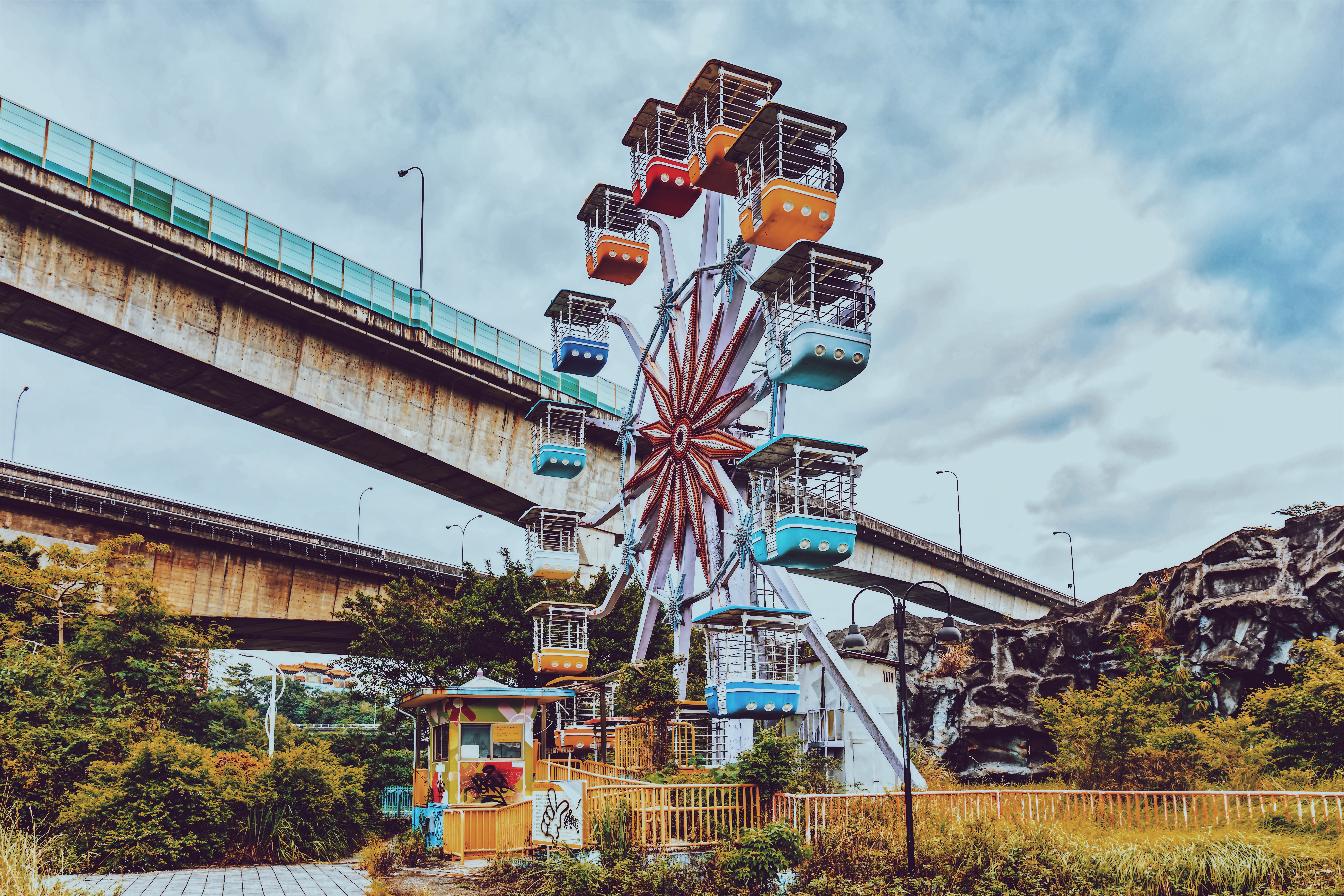 motley, cities, multicolored, bridge, ferris wheel, fencing, enclosure HD wallpaper