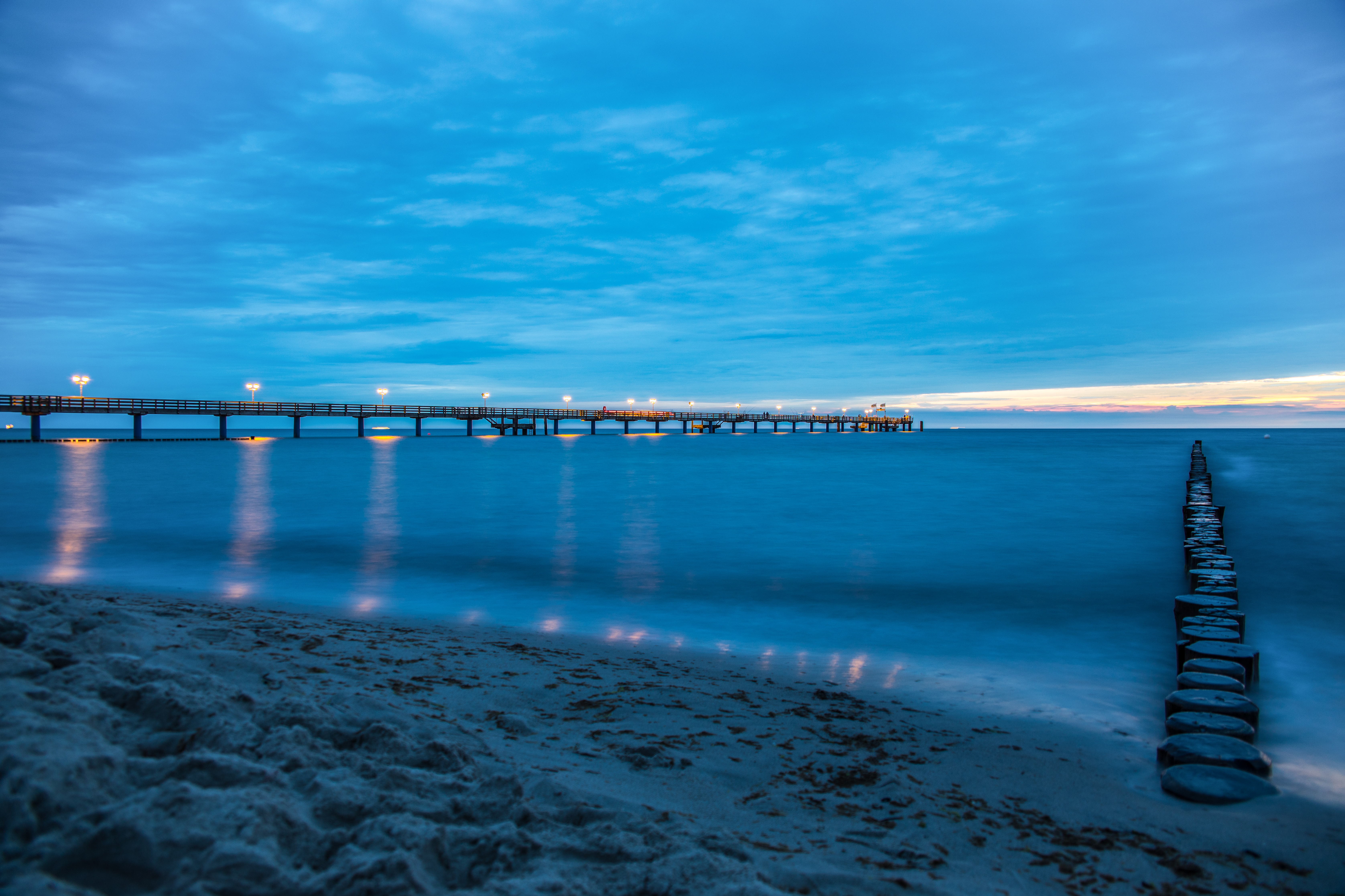 Handy-Wallpaper Natur, Sunset, Sea, Strand, Sand, Horizont, Ufer, Bank, Seebrücke, Pier kostenlos herunterladen.