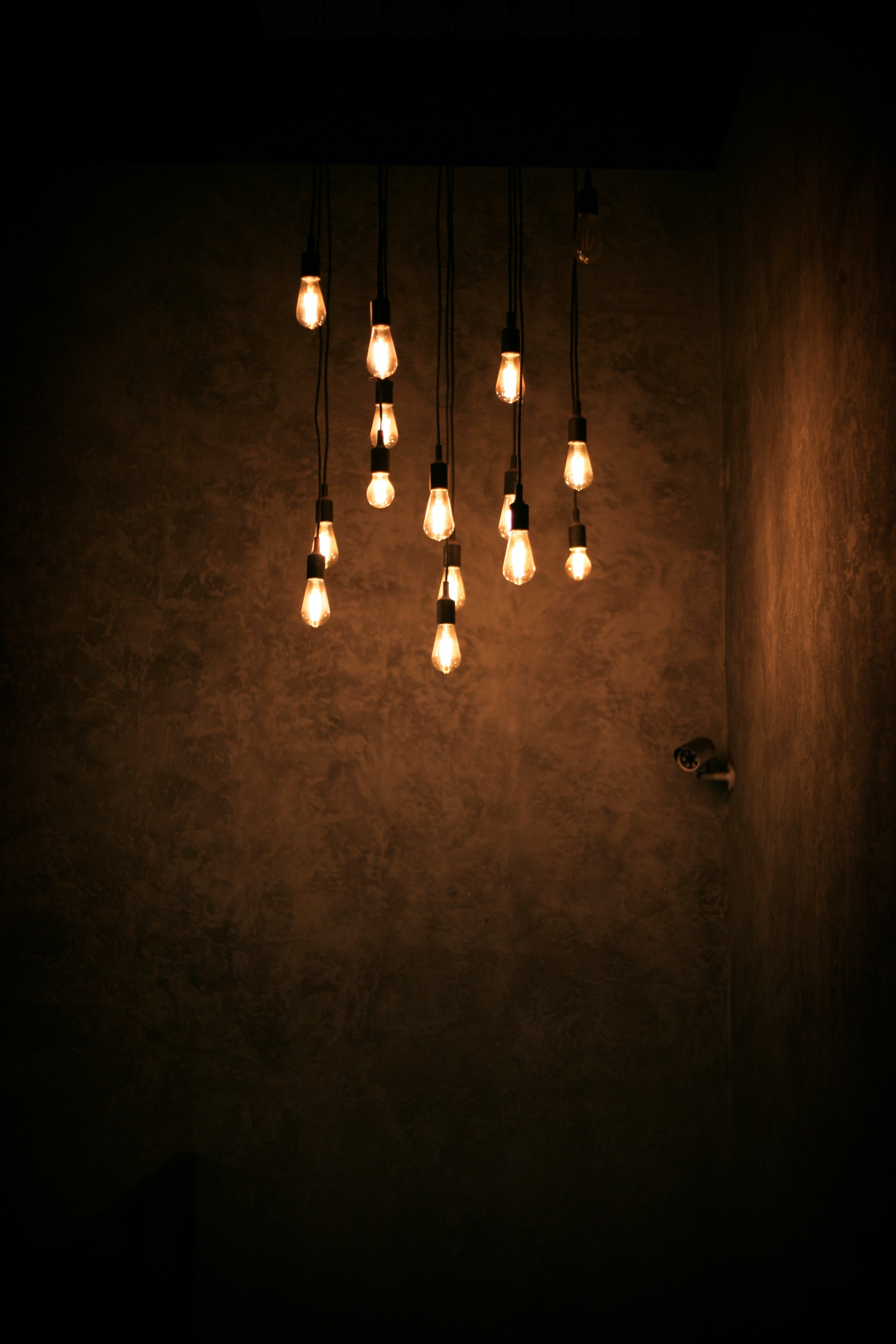 54297 скачать обои лампочки, темный, темные, свечение, комната - заставки и картинки бесплатно