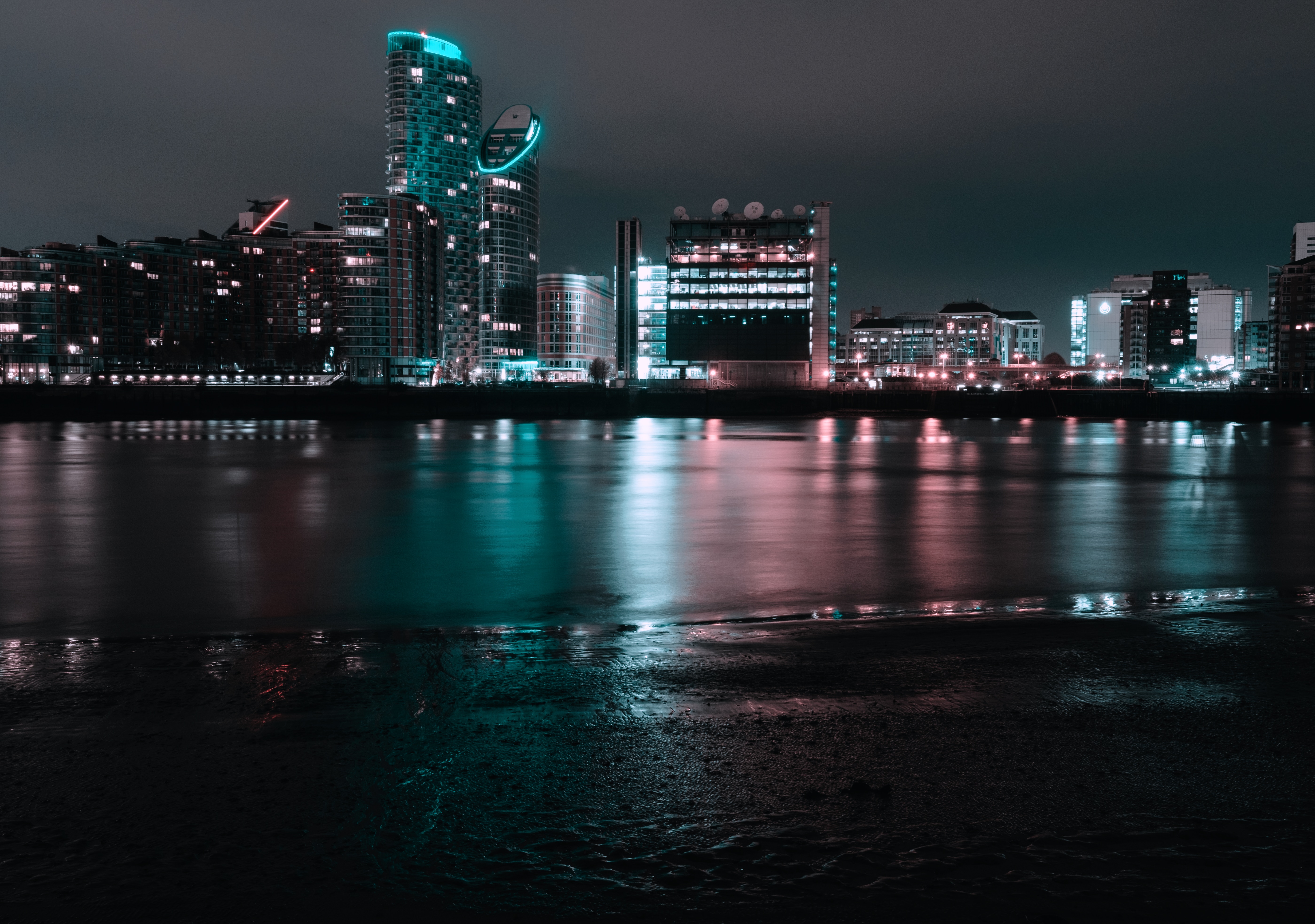 Laden Sie das Städte, Flüsse, Großbritannien, London, Ufer, Bank, Nächtliche Stadt, Night City, Lichter Der Stadt, City Lights, Panorama, Vereinigtes Königreich-Bild kostenlos auf Ihren PC-Desktop herunter