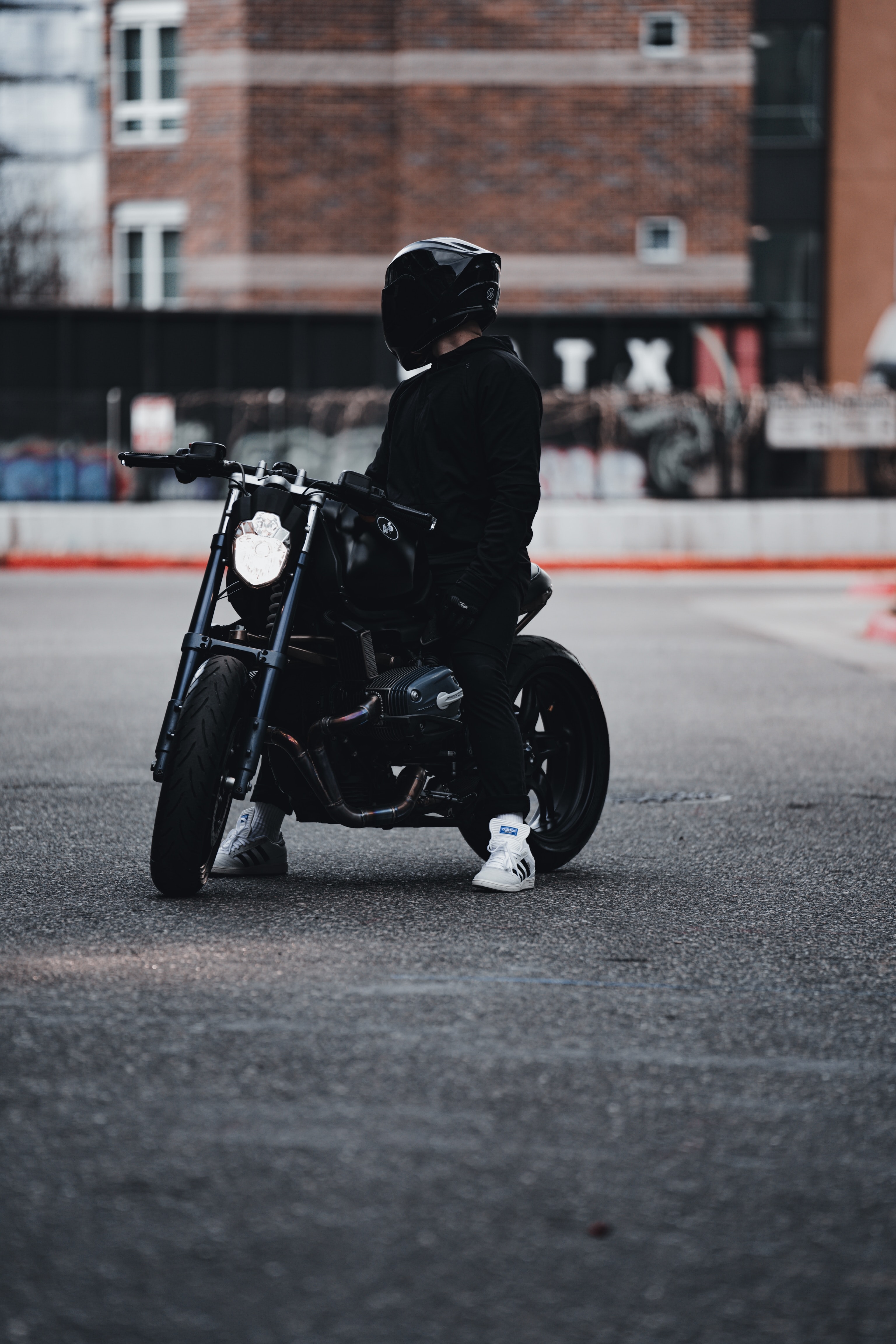 140236 descargar fondo de pantalla el negro, negro, motocicletas, casco, motociclista, motocicleta, bicicleta: protectores de pantalla e imágenes gratis