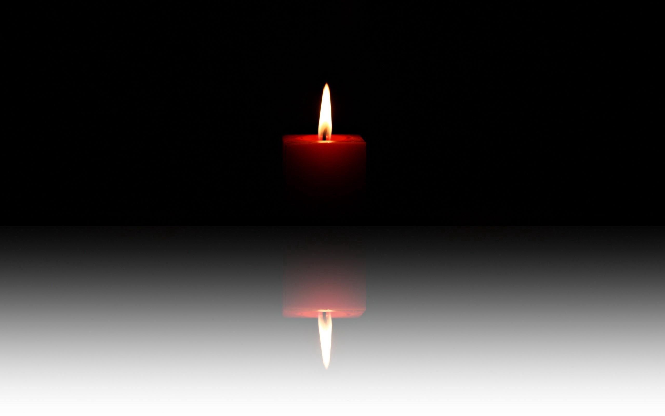 73803 скачать обои свеча, огонь, темные, отражение, тень - заставки и картинки бесплатно