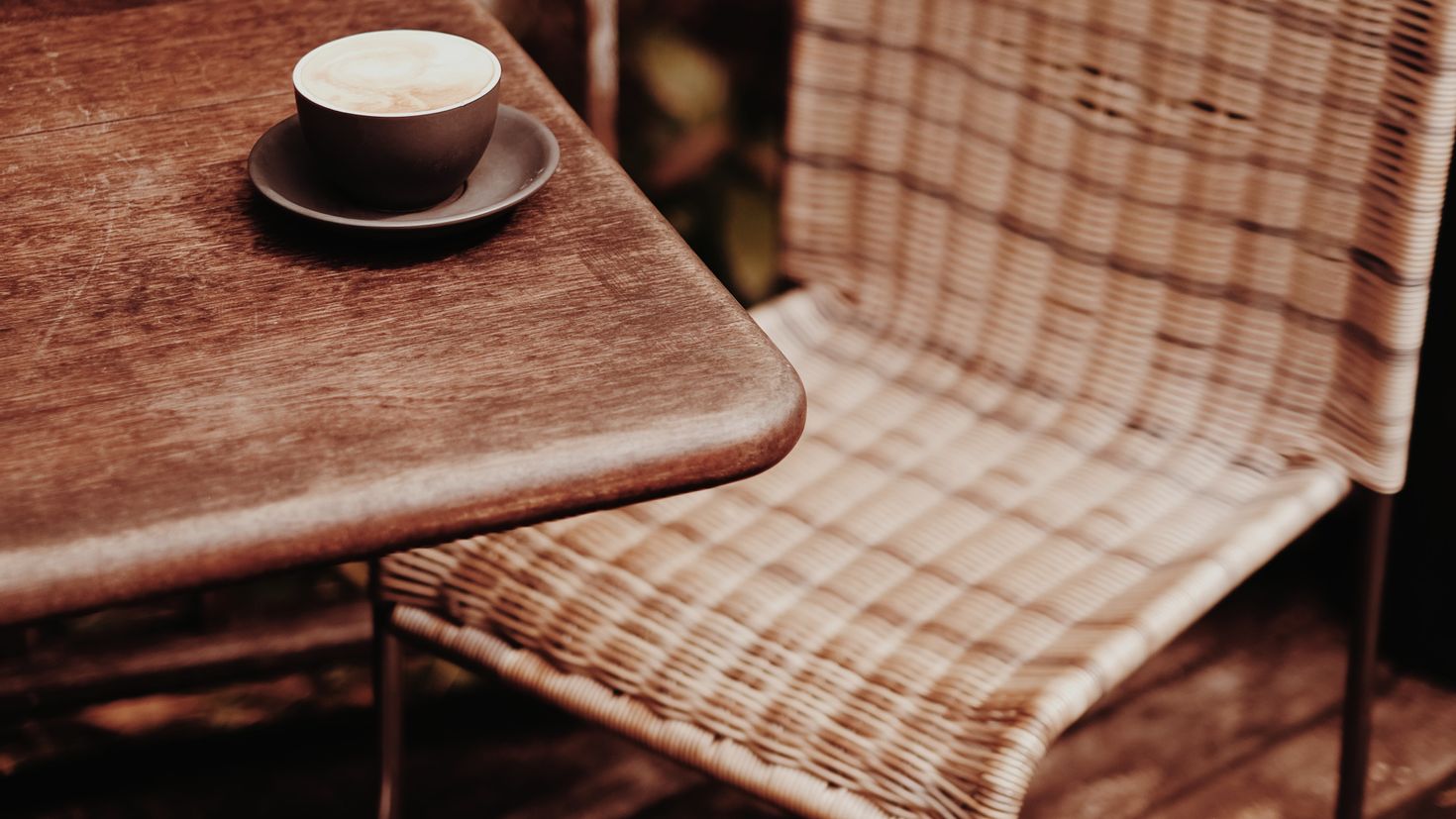 Стол стульев на столе чашка кофе