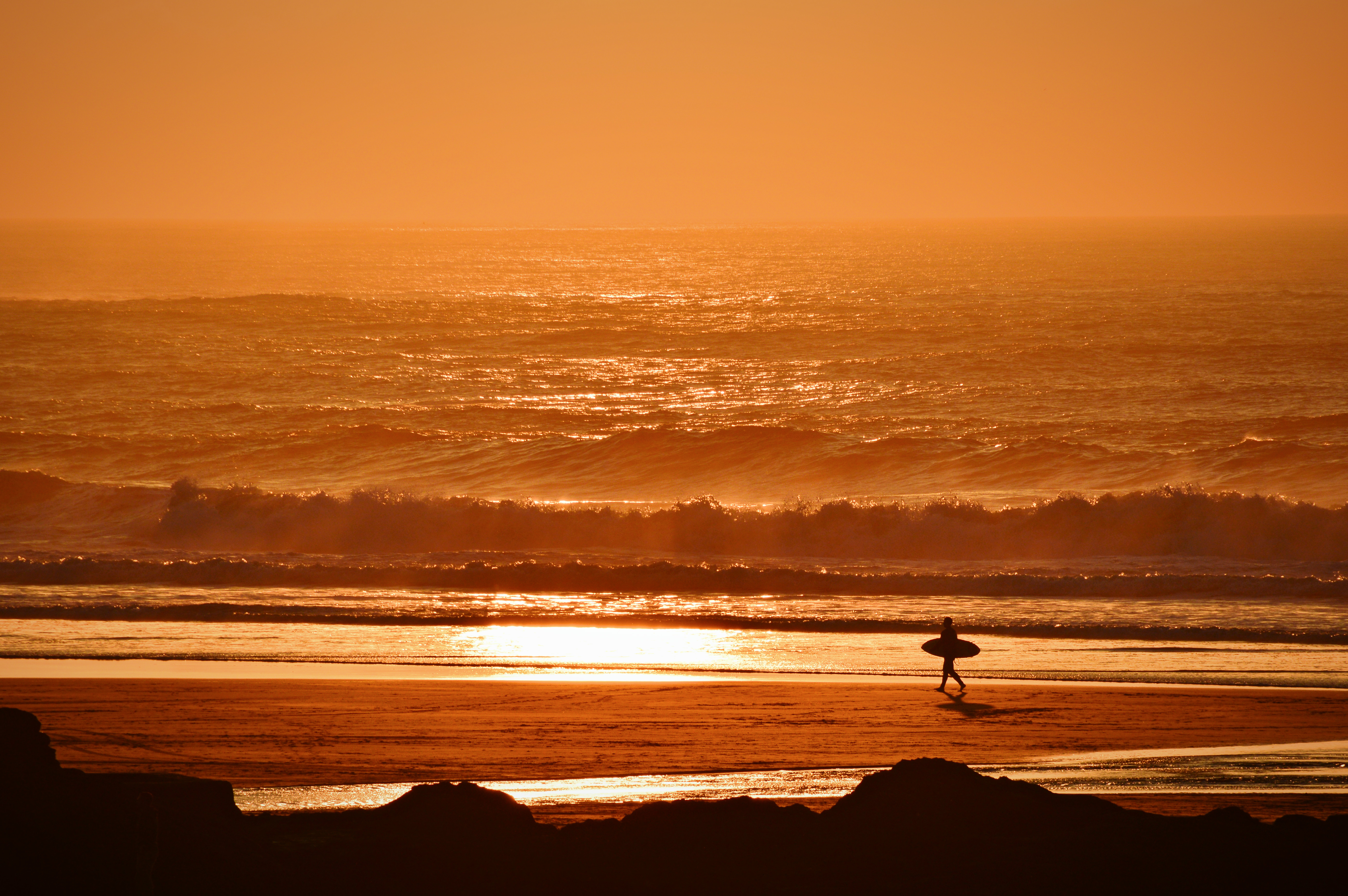 111138 Bildschirmschoner und Hintergrundbilder Surfer auf Ihrem Telefon. Laden Sie natur, sunset, waves, ozean, surfer Bilder kostenlos herunter