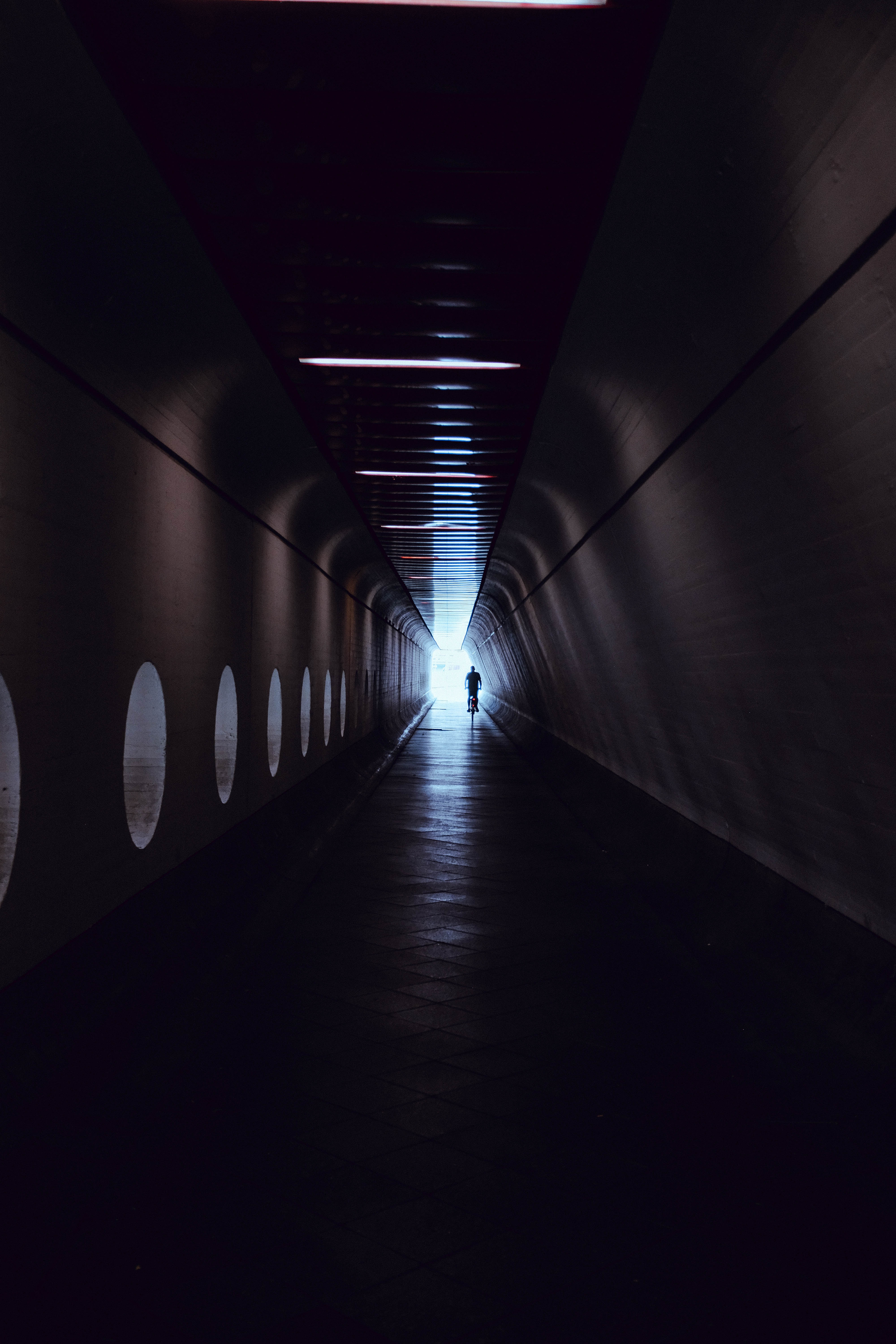 イメージを携帯電話にダウンロード 輝く 光 シルエット 回廊 トンネル 廊下 闇 暗い 無料
