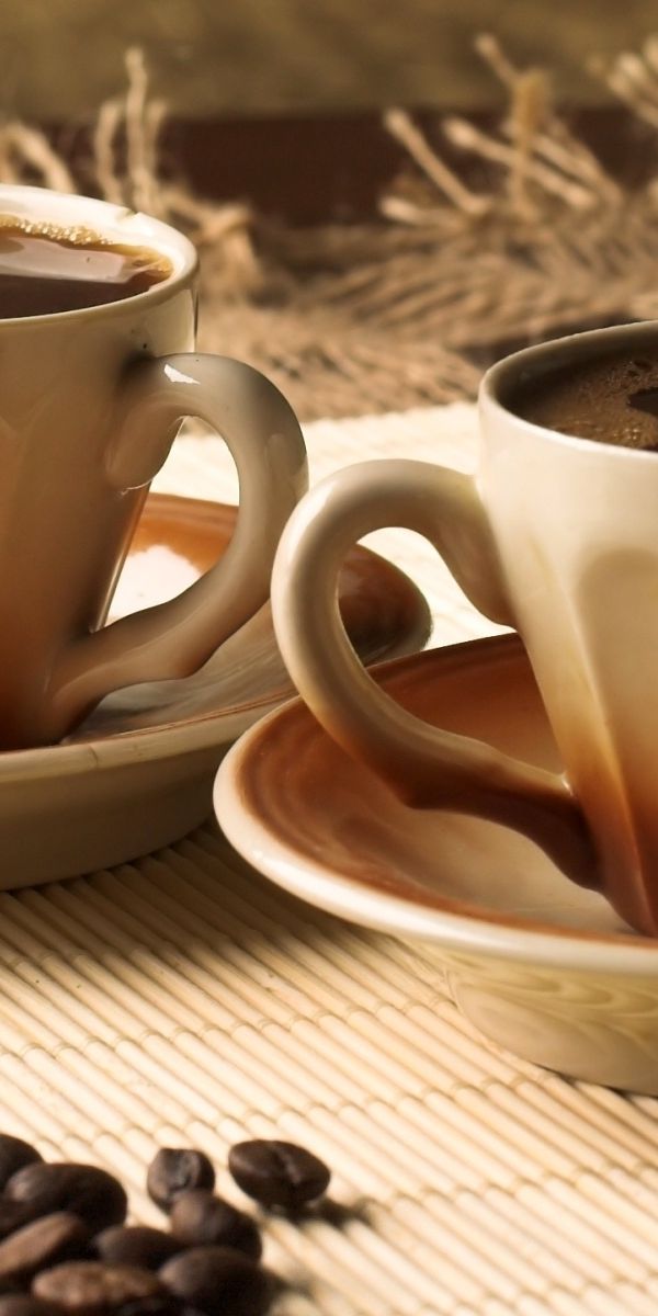 2 чашки кофе на столе. Кофе. Чашка кофе. Кофейная чашка. Чашка кофе на столе.