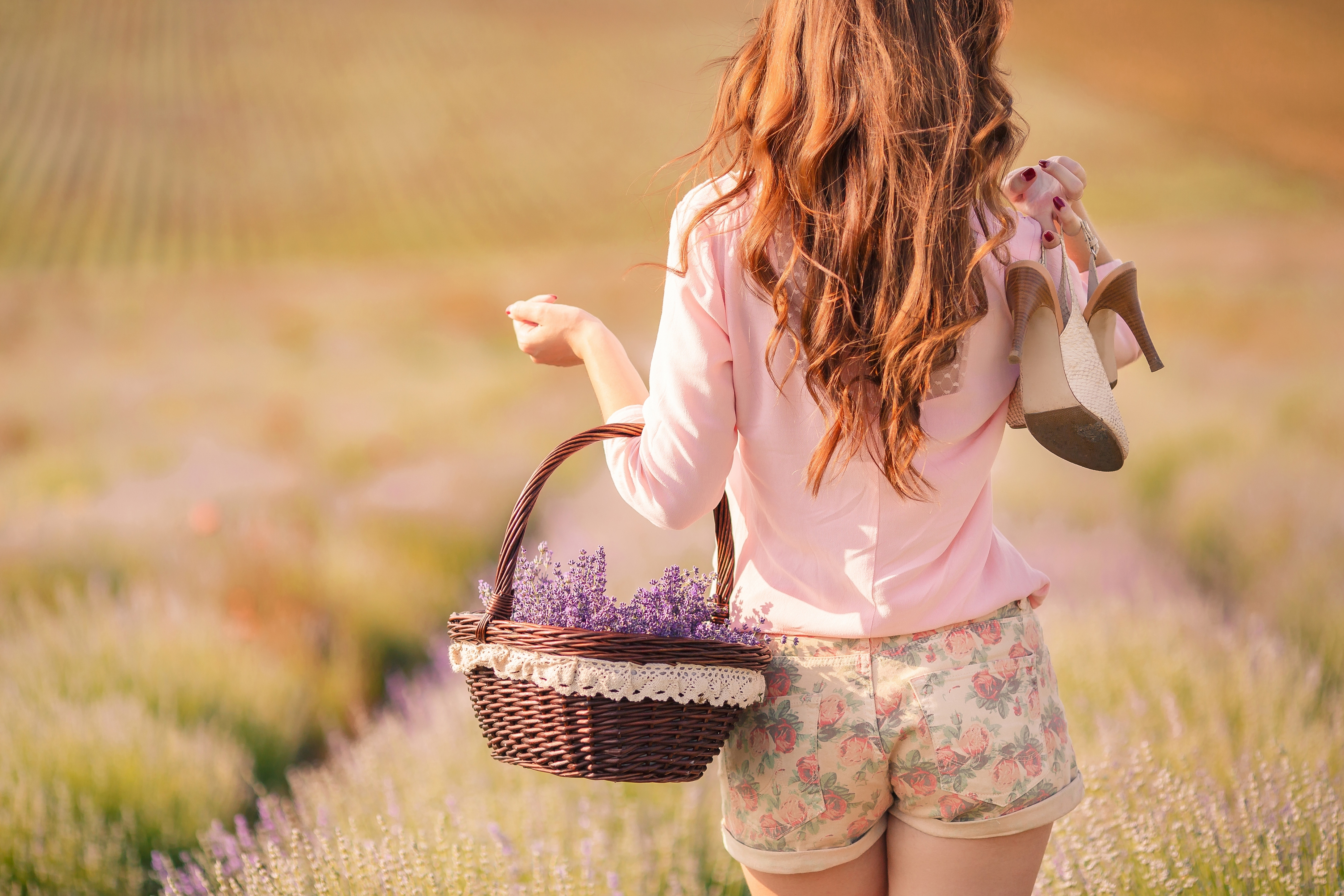 Авы на лето. Девушка лето. Девушки летом. Счастливая девушка с цветами. Счастливая девушка на природе.