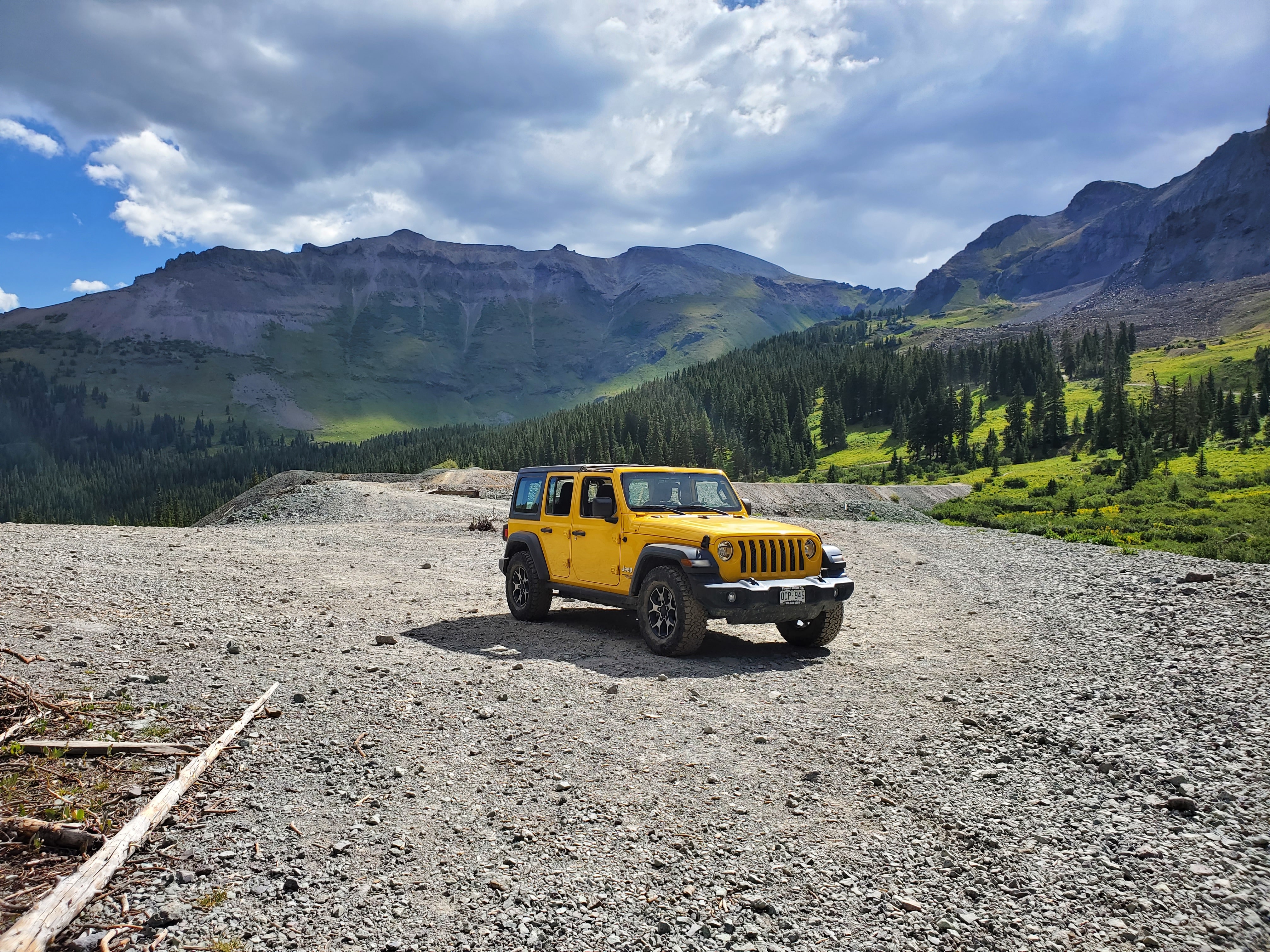 136948 Bildschirmschoner und Hintergrundbilder Jeep auf Ihrem Telefon. Laden Sie gelb, mountains, wagen, natur Bilder kostenlos herunter
