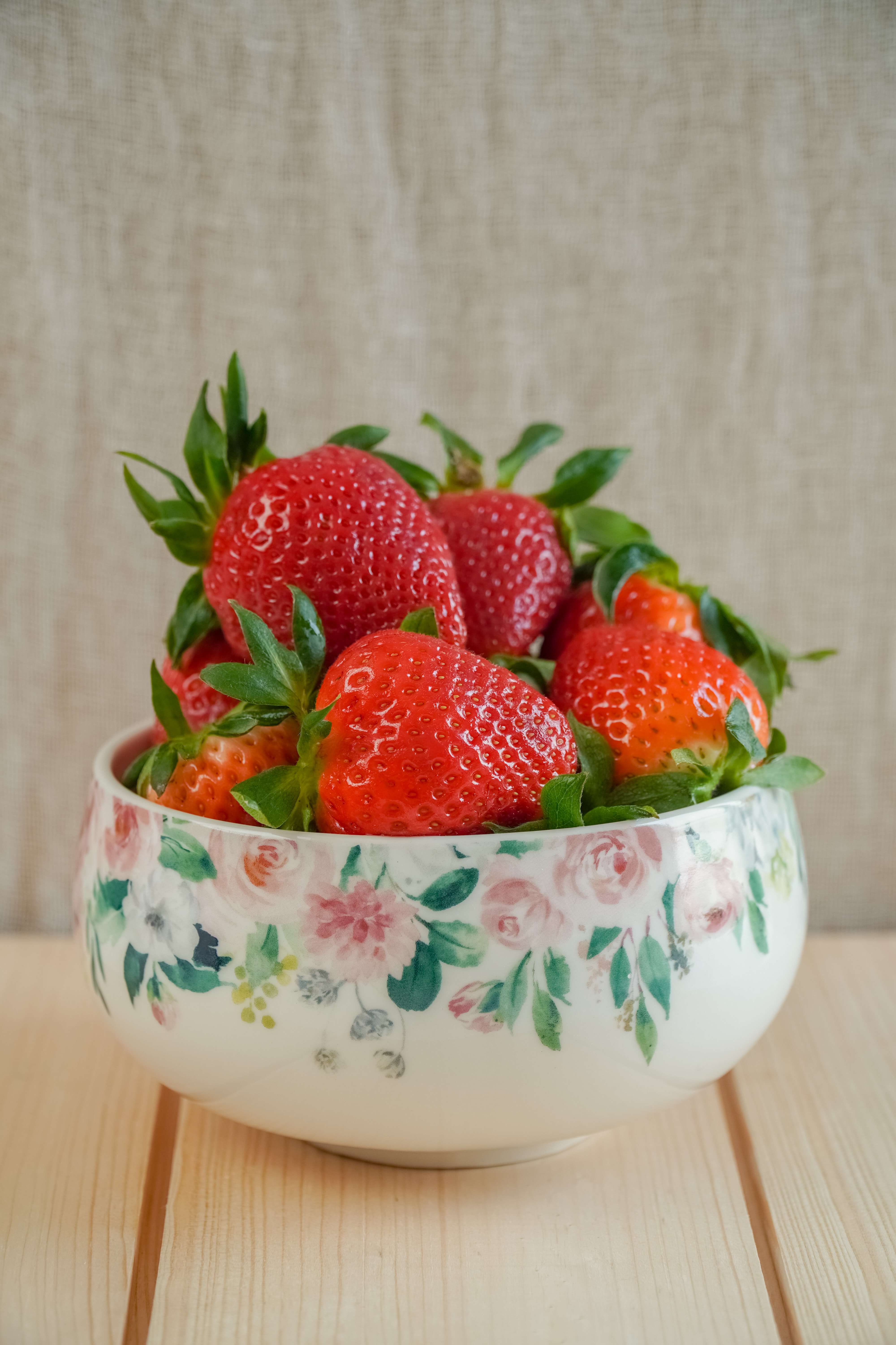 High Definition wallpaper fruits, bowl, food, strawberry